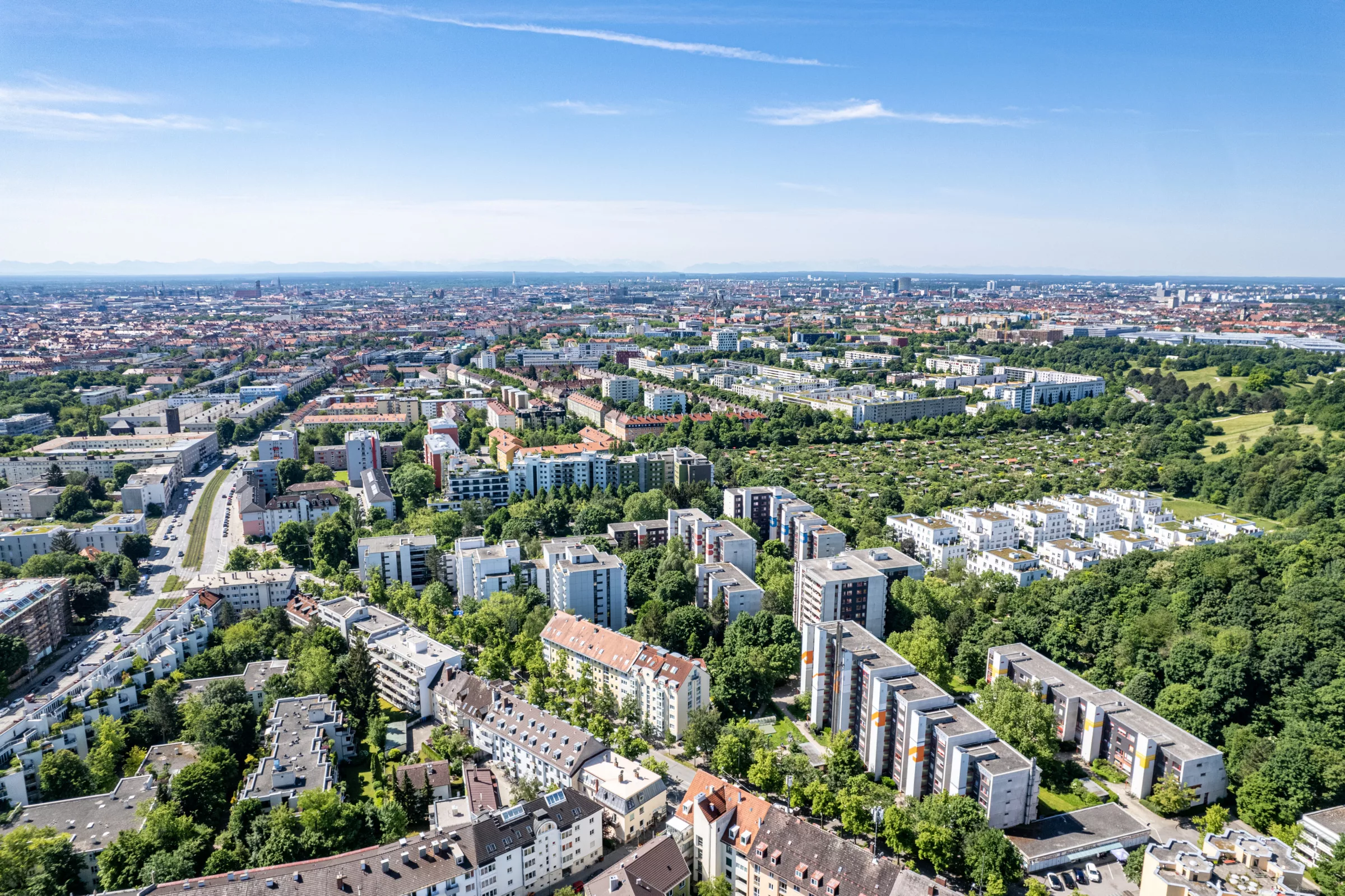 Luftaufnahme von Schwabing West mit Wohngebieten und Parks.