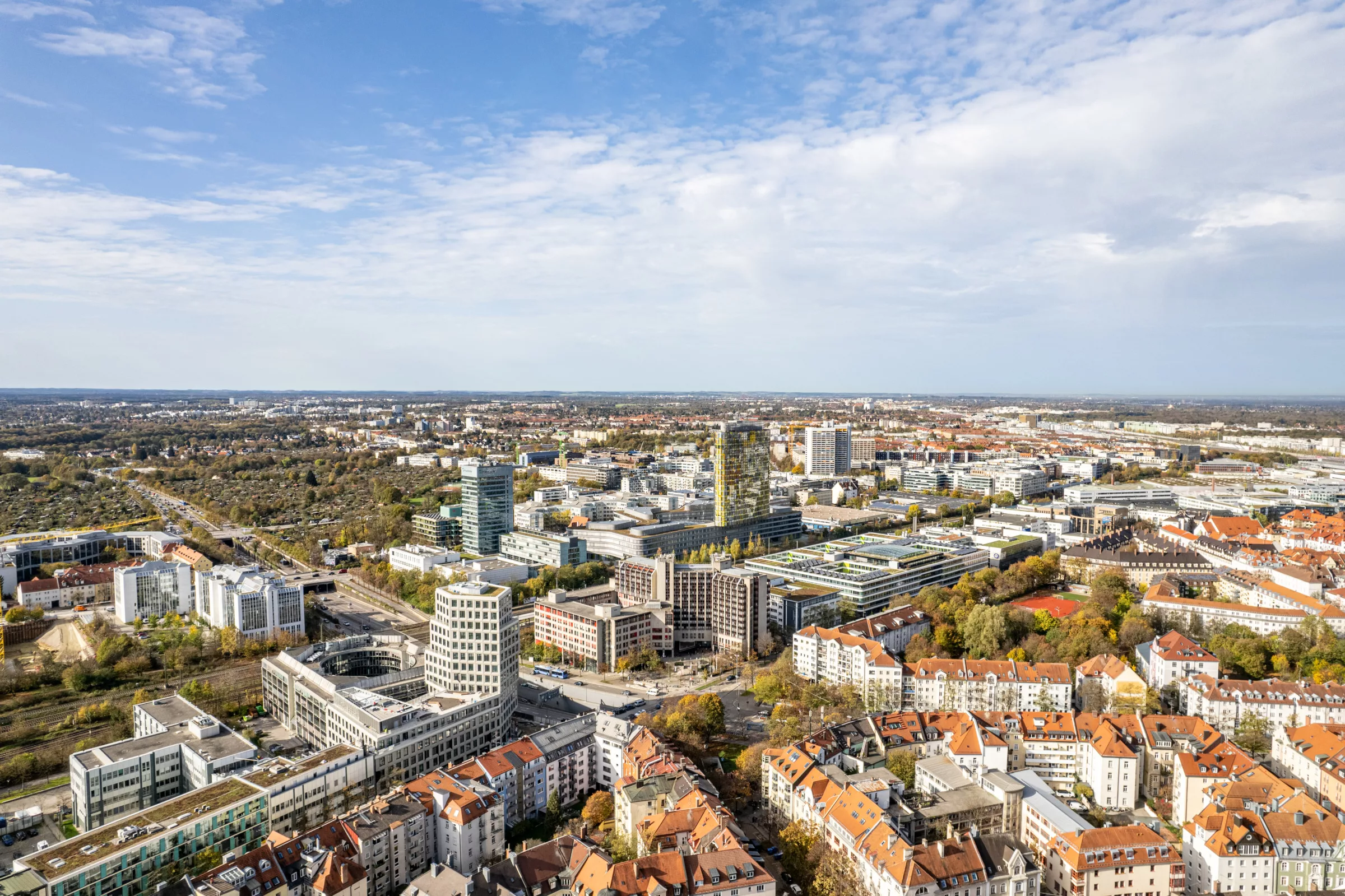 Blick auf eine moderne Stadtlandschaft mit Bürogebäuden.