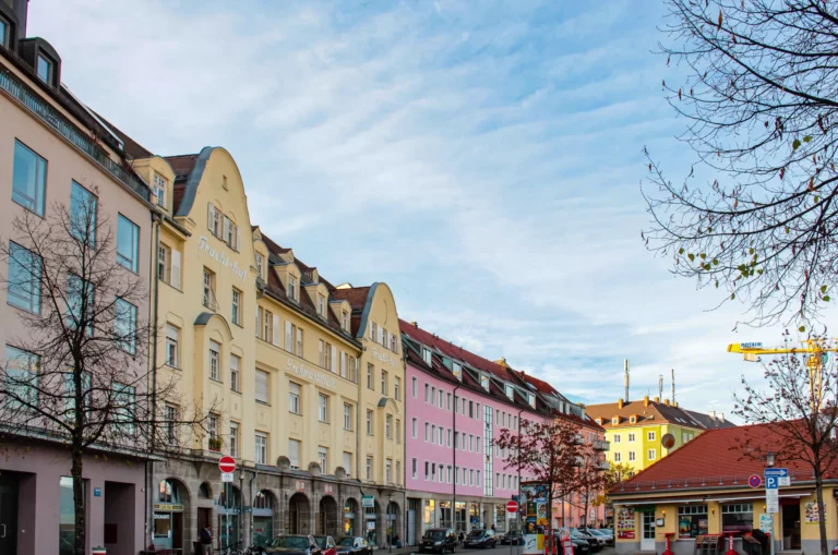Farbenfrohe Gebäude in einer Stadtstraße in Sendling