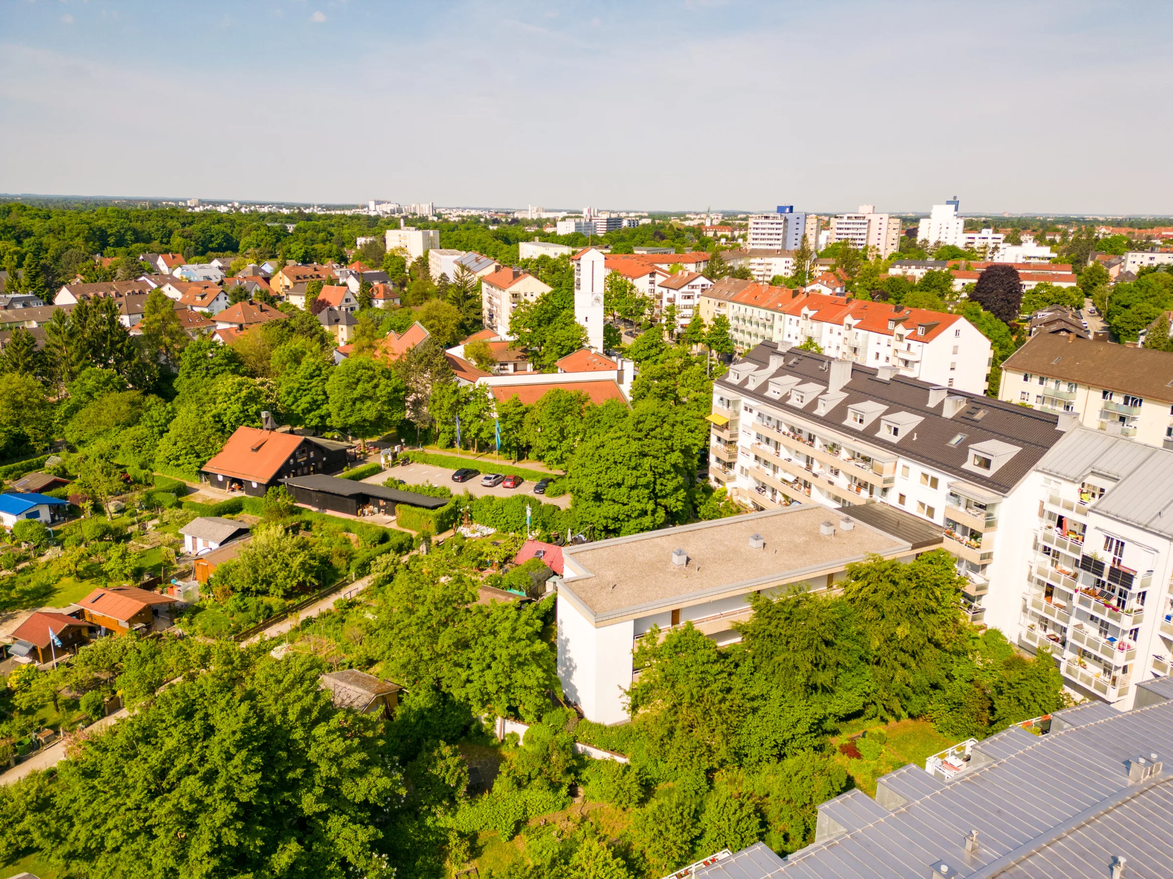 Luftaufnahme einer grünen Wohngegend mit Häusern in Sendling