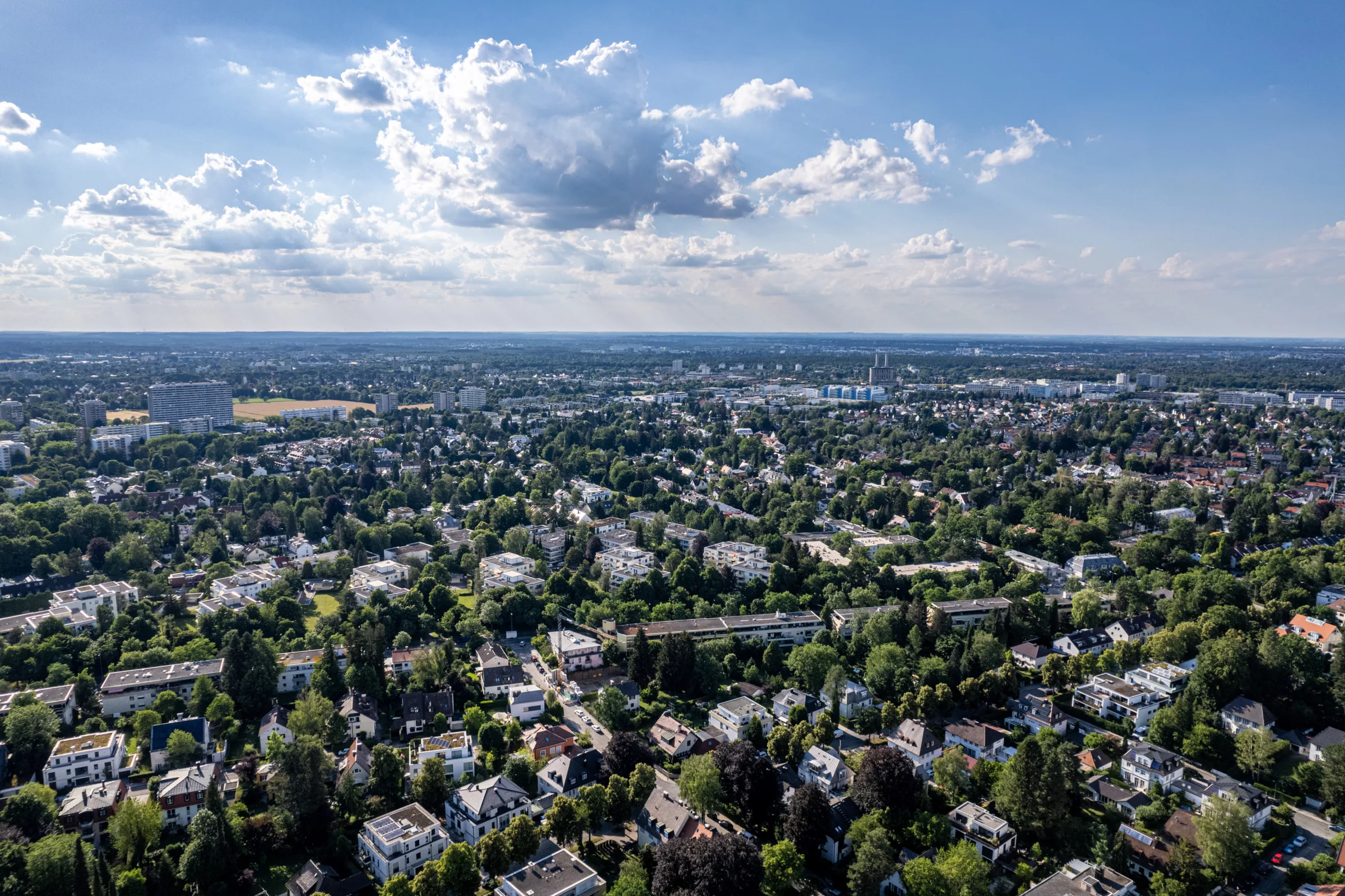 Luftaufnahme einer grünen Stadtlandschaft in Solln