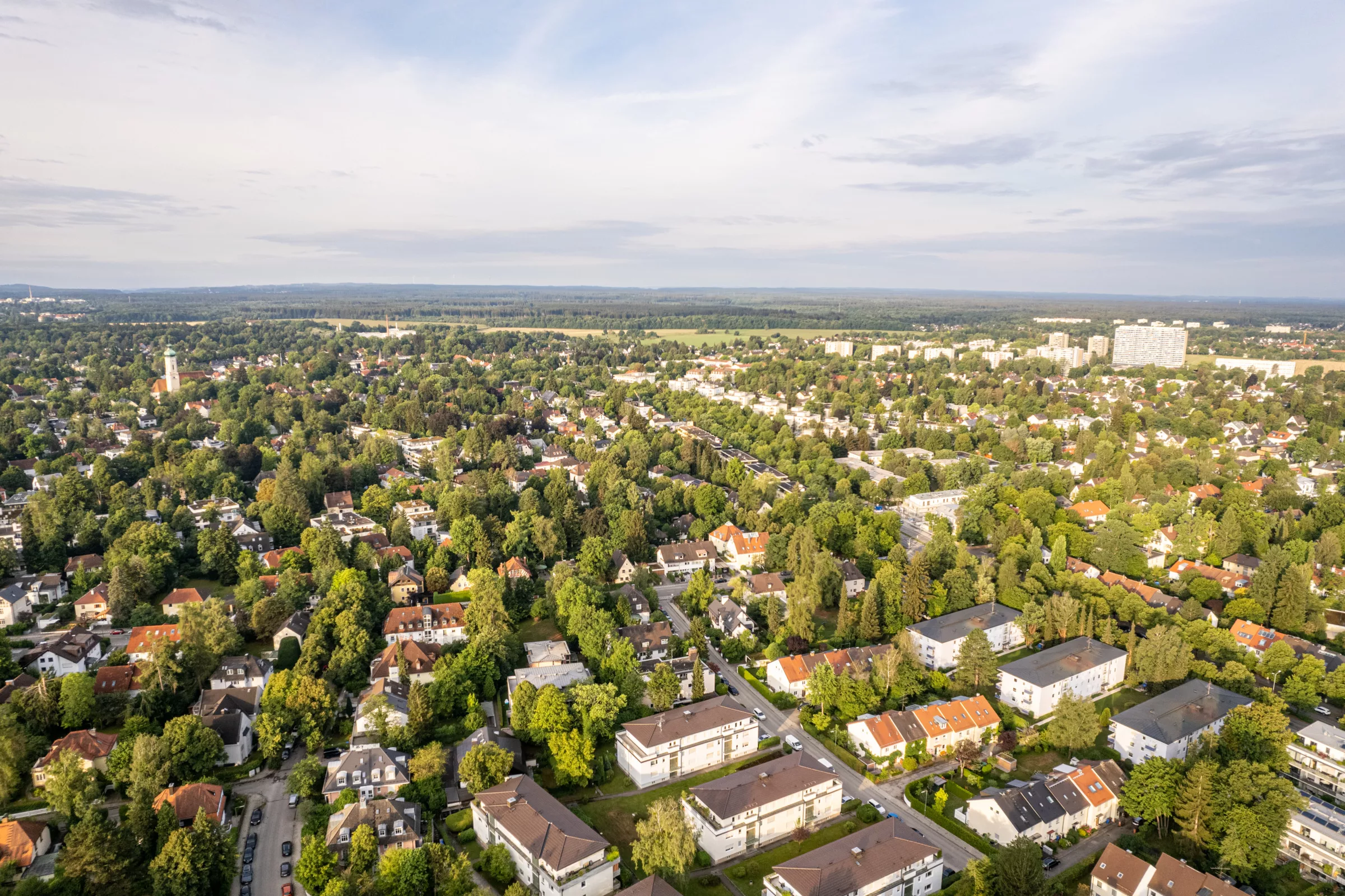 Luftaufnahme einer grünen Wohngegend in Solln
