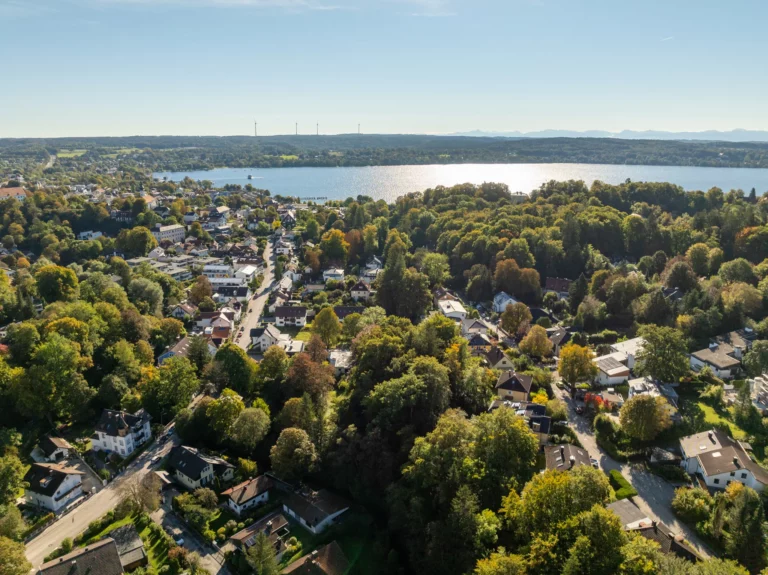 Luftaufnahme von Starnberg mit See und Bergblick