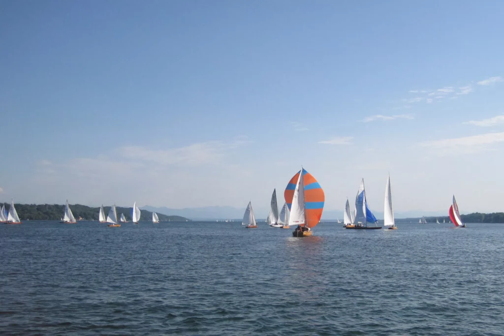 Segelboote auf ruhigem Starnberger See bei Sonnenschein