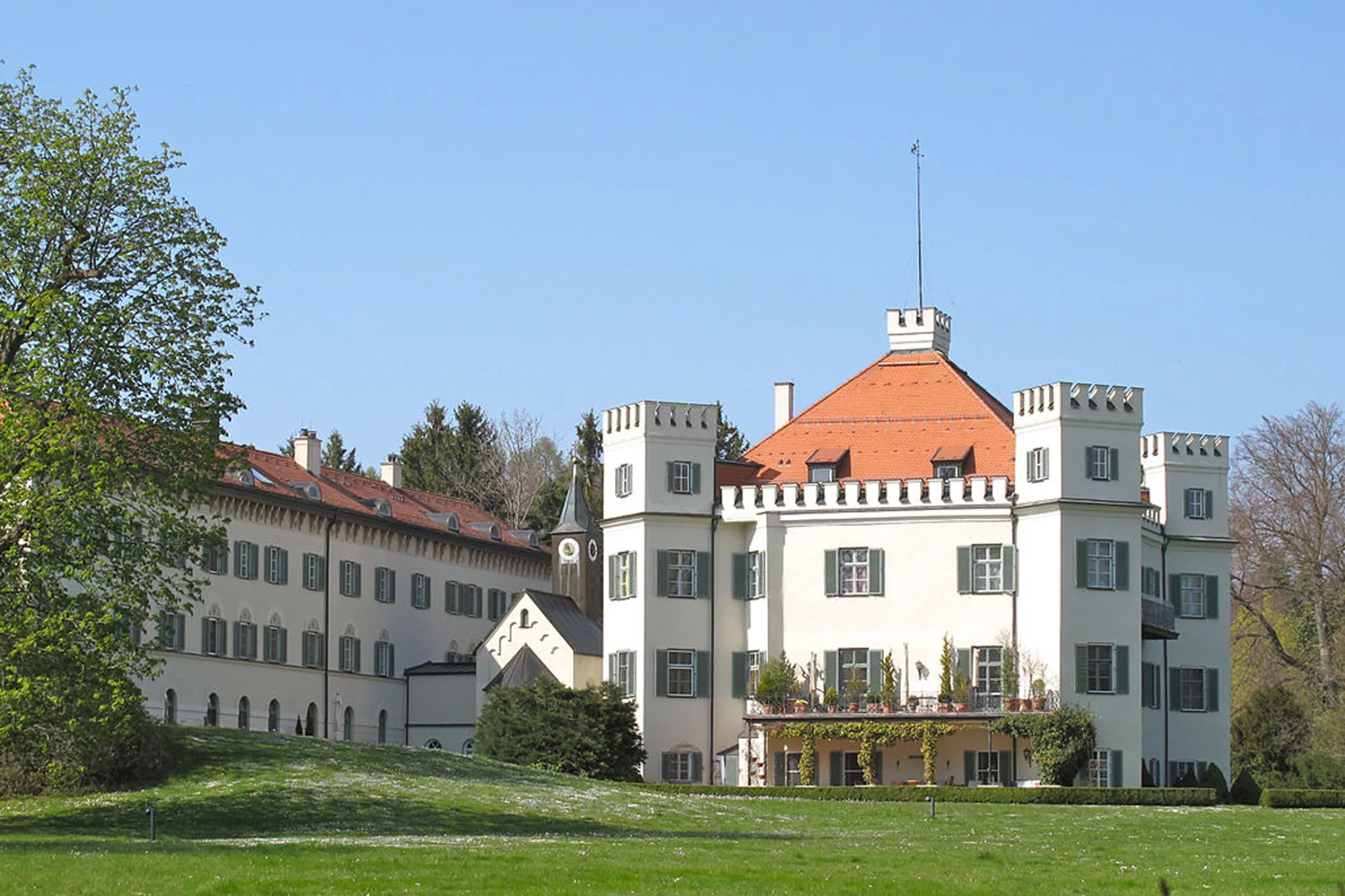 Historisches Schloss mit Garten und blauem Himmel in Starnberg