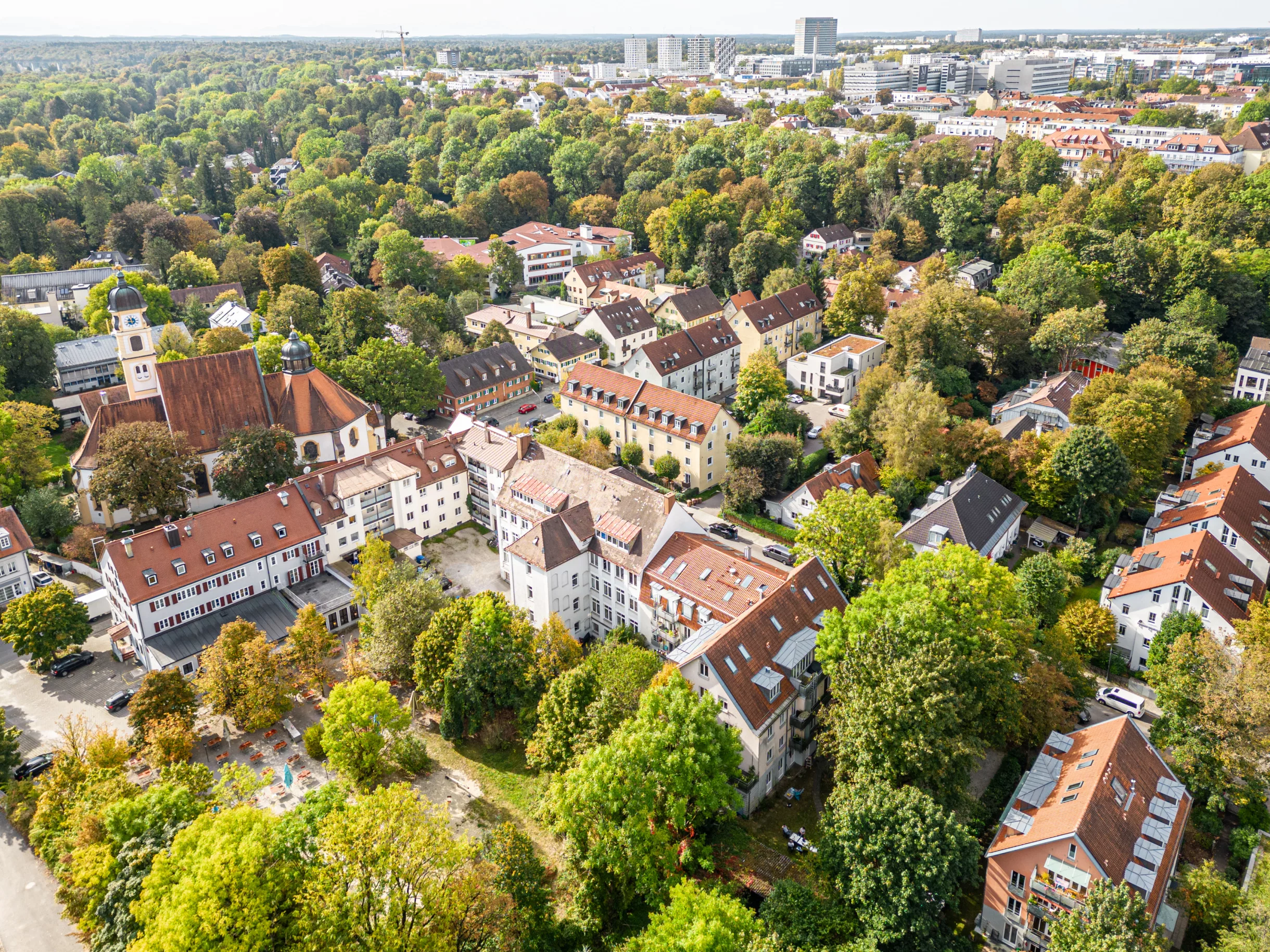 Luftaufnahme von Thalkirchen mit vielen Bäumen