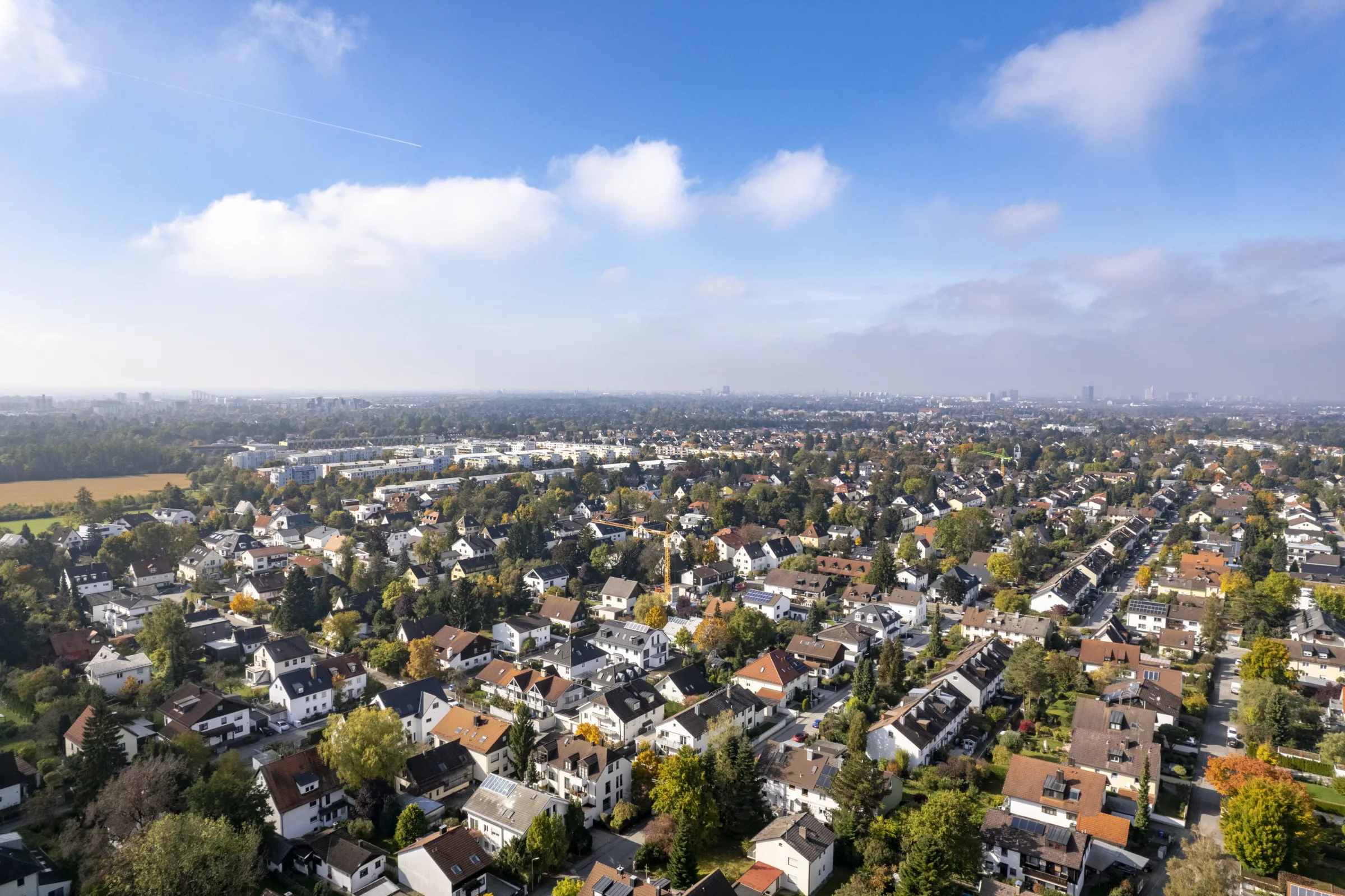 Luftaufnahme einer Stadt mit Häusern und Bäumen