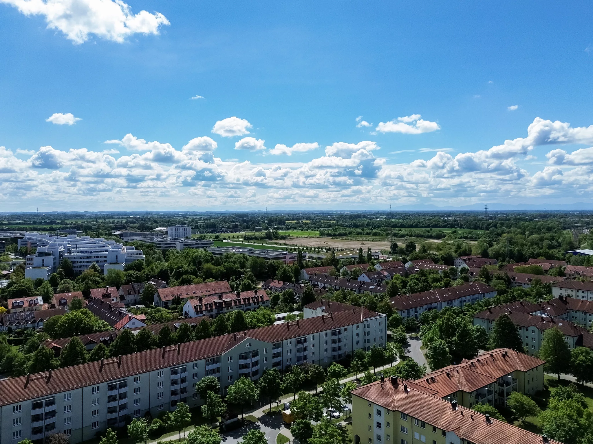 Landschaft mit Häusern und blauer Himmel