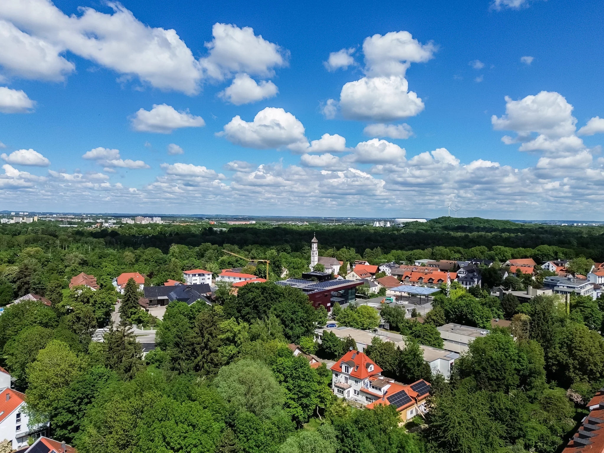 Blick auf eine grüne Landschaft mit Wolken