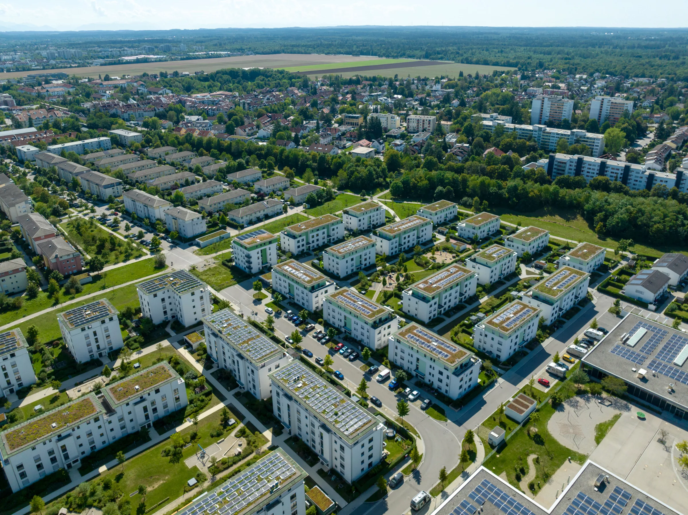 Luftaufnahme eines modernen Stadtviertels von Unterhaching-Taufkirchen.