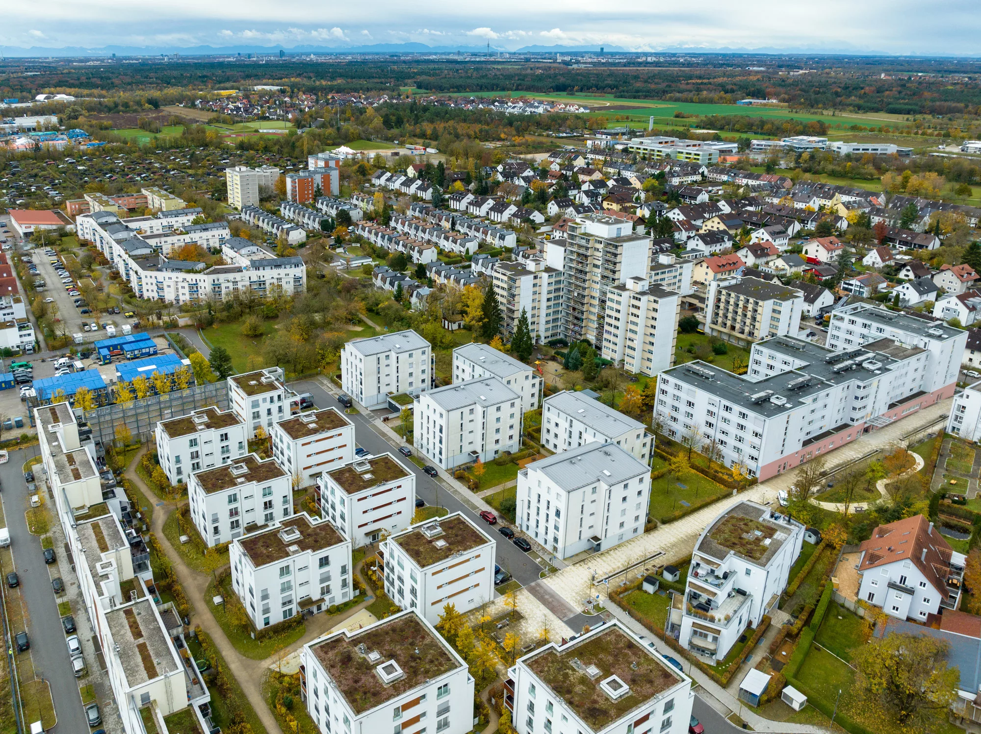 Luftaufnahme einer modernen Wohnsiedlung