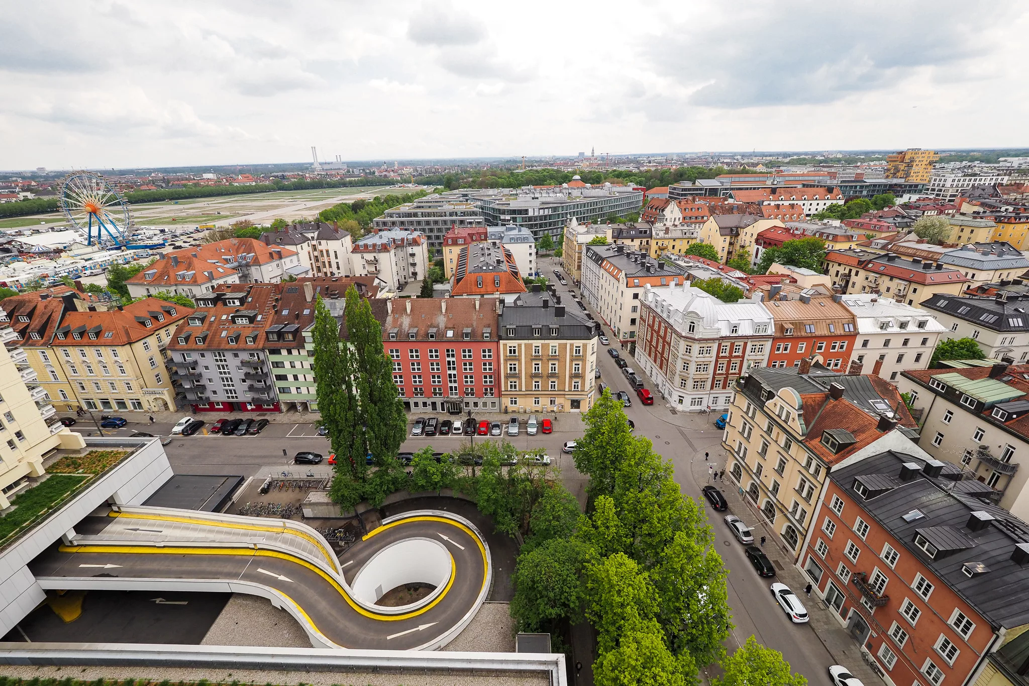 Blick über eine Stadtlandschaft mit Roten Dächern.