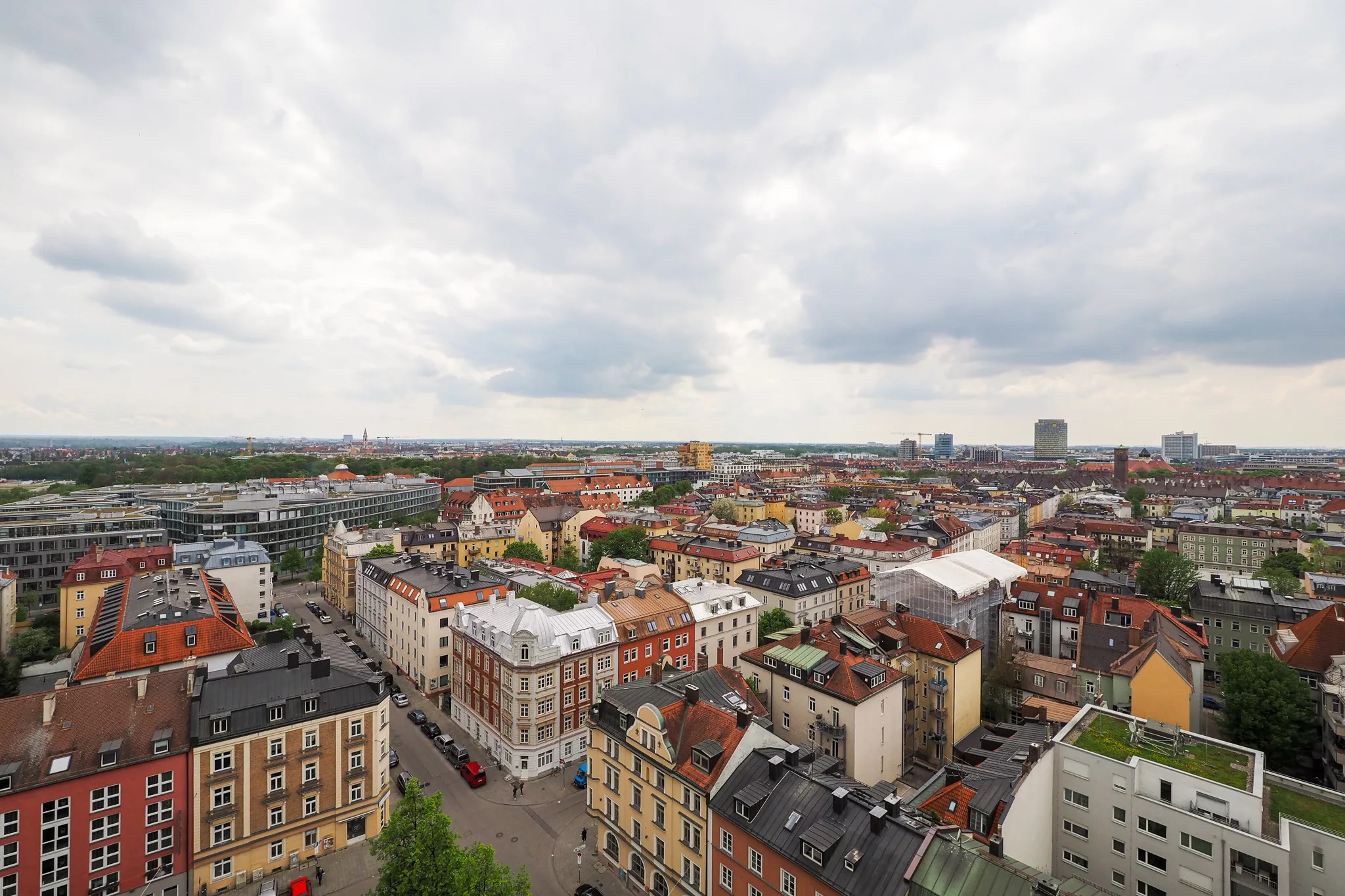 Blick auf eine Stadt mit vielen Dächern.