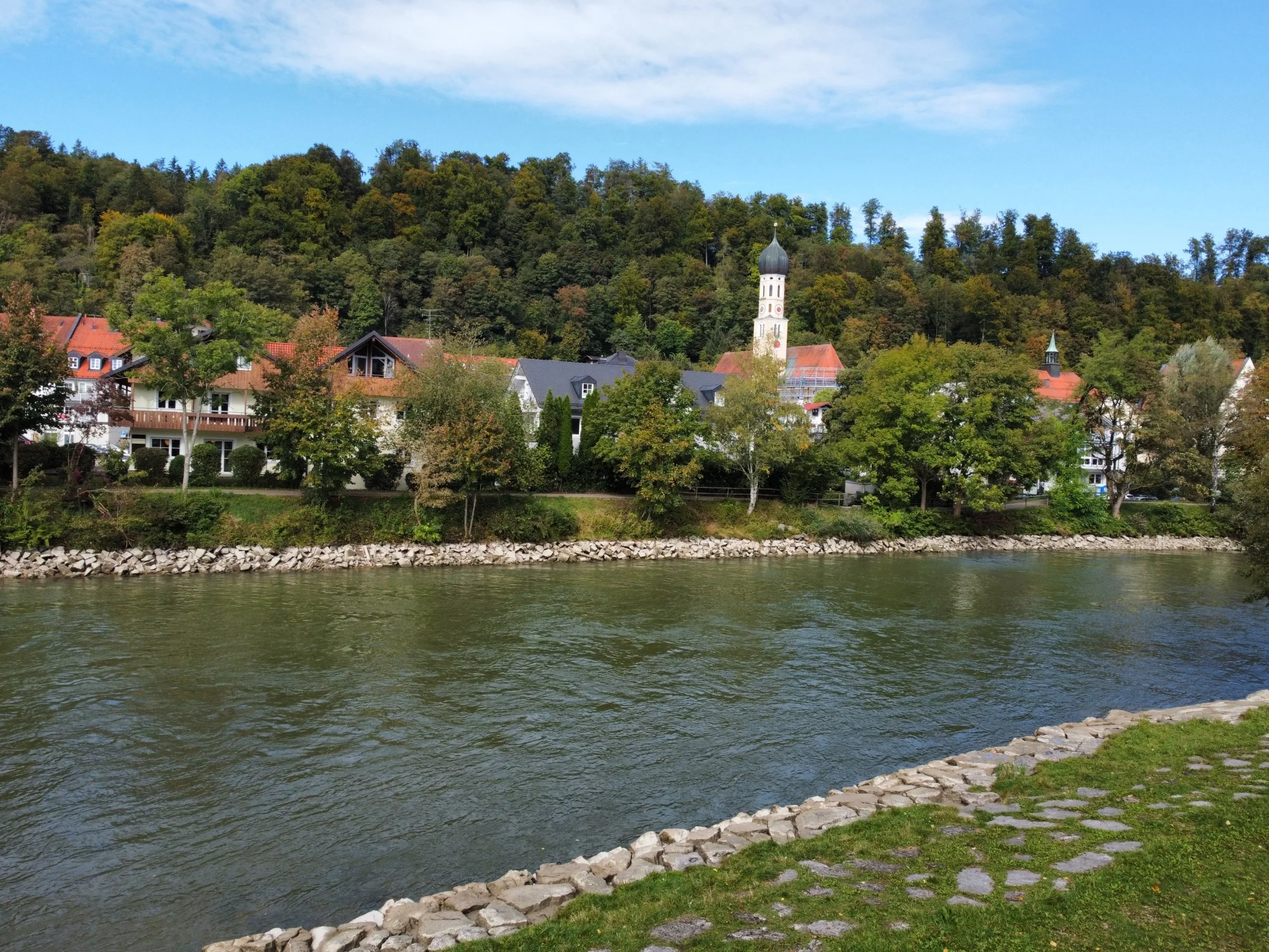 Idyllische Landschaft am Fluss mit Häusern von Wolfratshausen