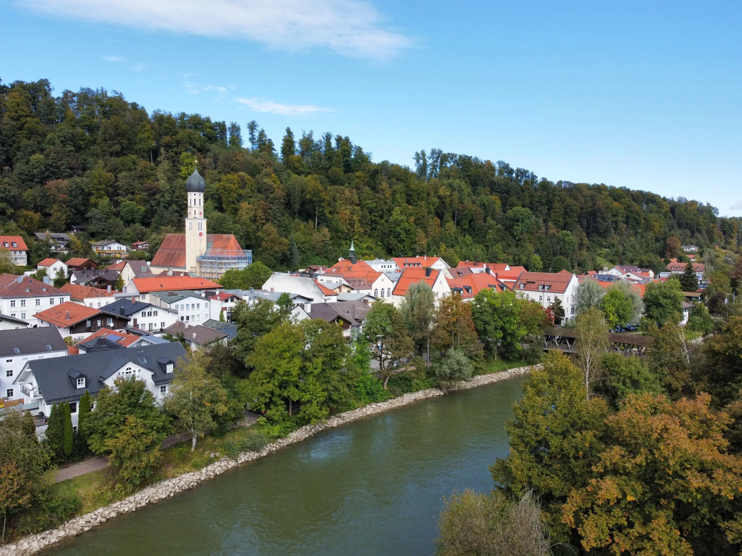 Luftaufnahme von Wolfratshausen am Fluss