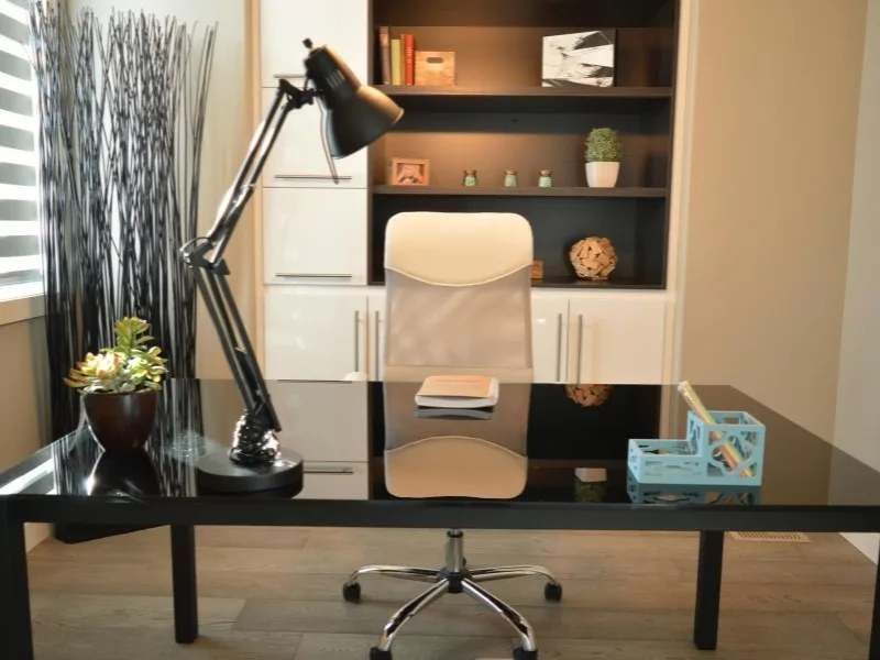 Modernes Büro mit Schreibtisch und Pflanzen.