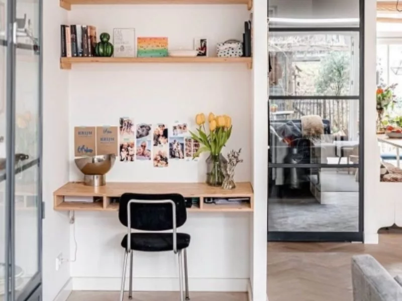 Helles Home Office mit Pflanzen und Dekoration
