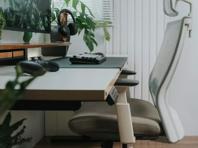 Schreibtisch mit Monitor und Gaming-Zubehör