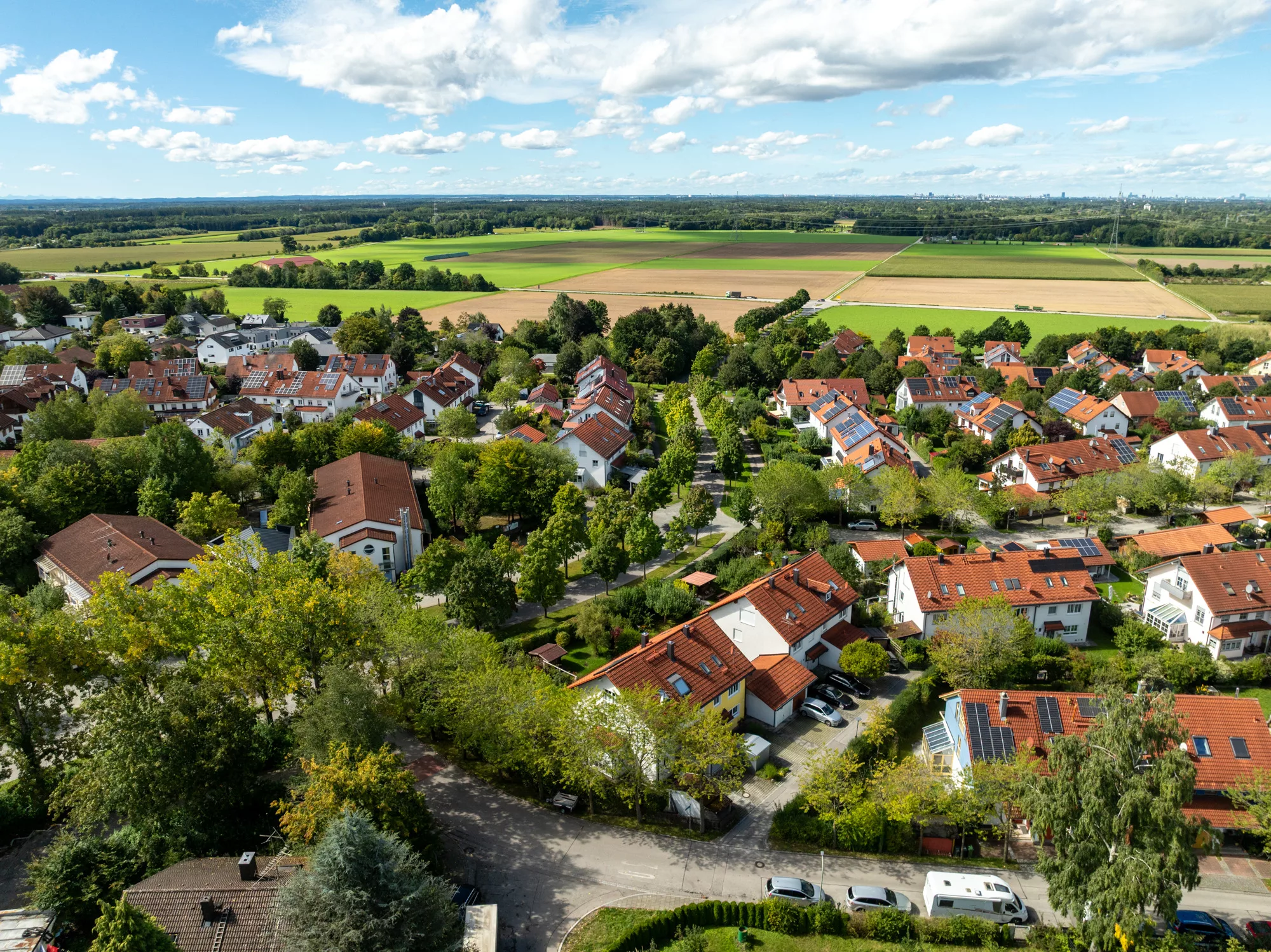 Luftaufnahme einer Wohnsiedlung in Zorneding mit Feldern