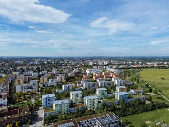 Drohnenansicht einer Wohnsiedlung im Stadteil Hasenbergl