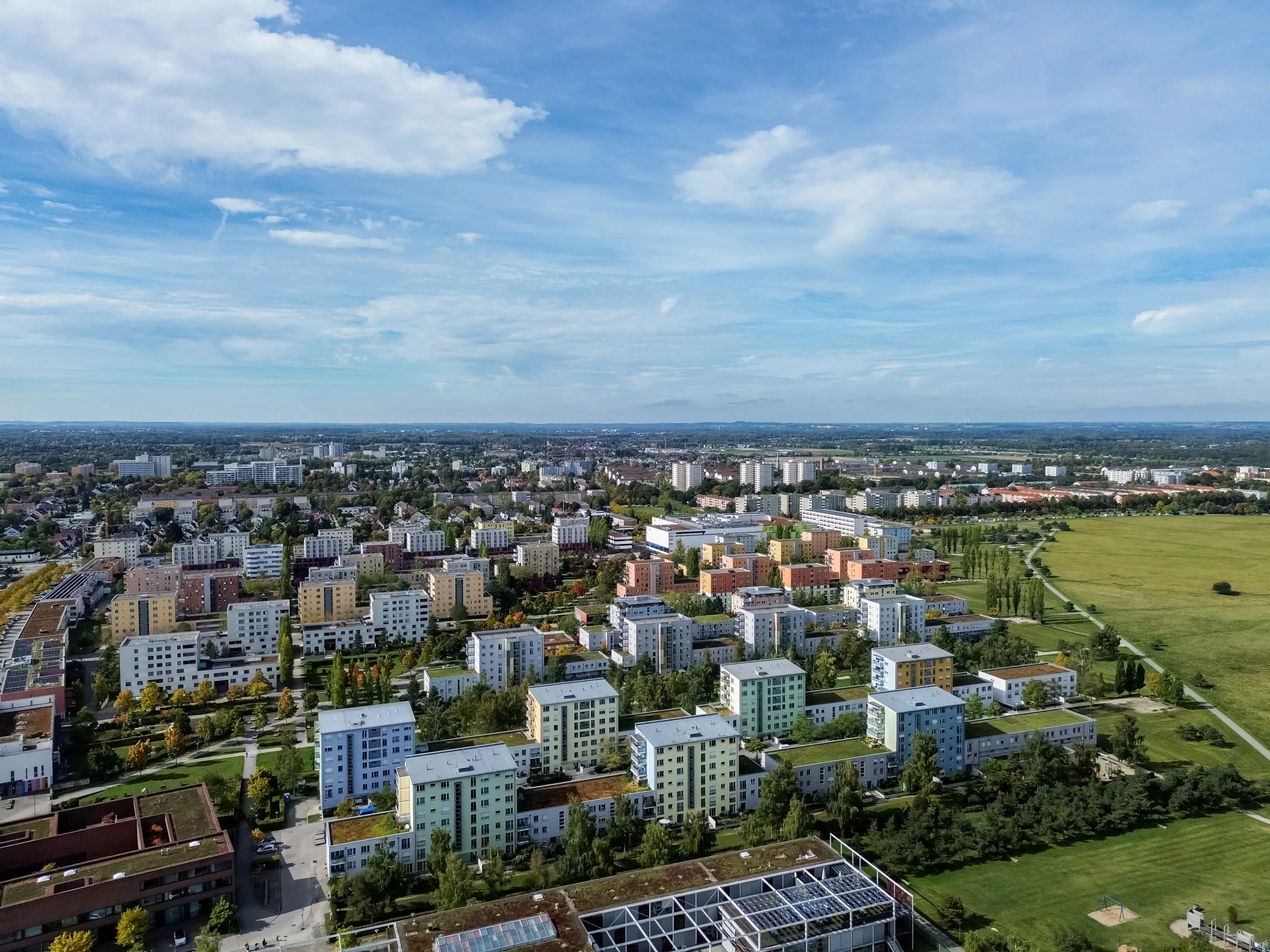Drohnenansicht einer Wohnsiedlung im Stadteil Hasenbergl
