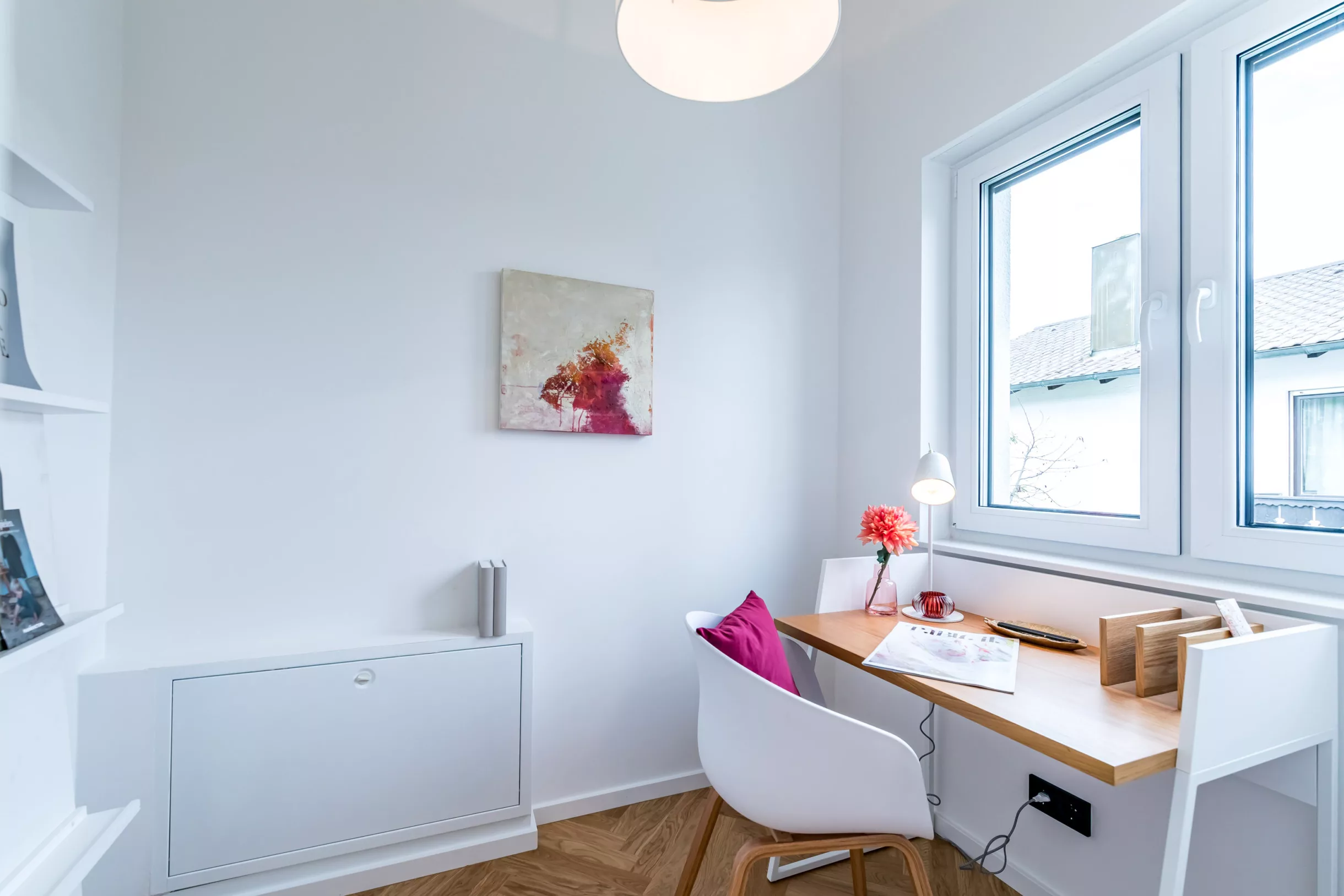 Helles Arbeitszimmer mit Schreibtisch und Fenster