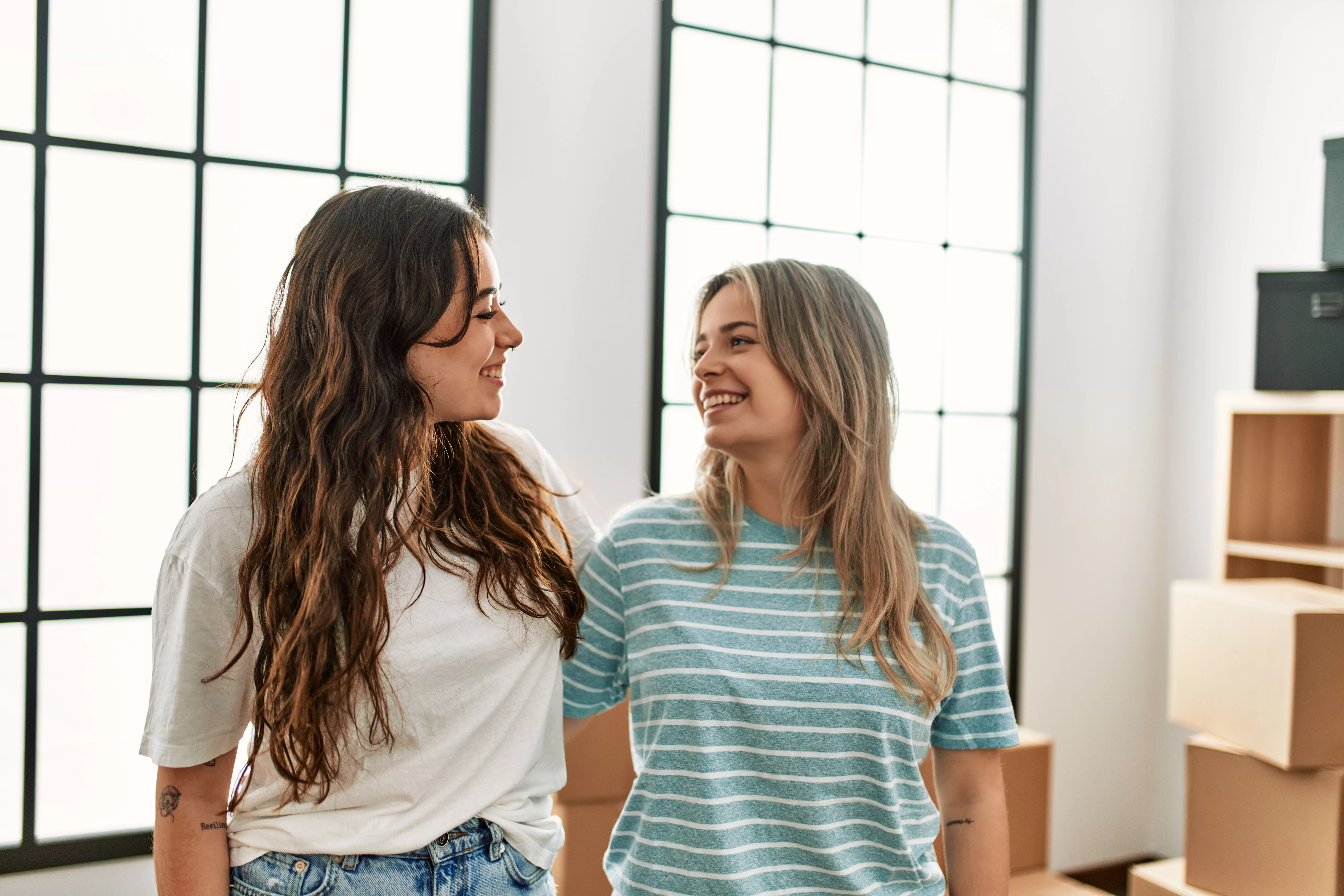 Zwei Frauen genießen gemeinsame Zeit in einem Raum.