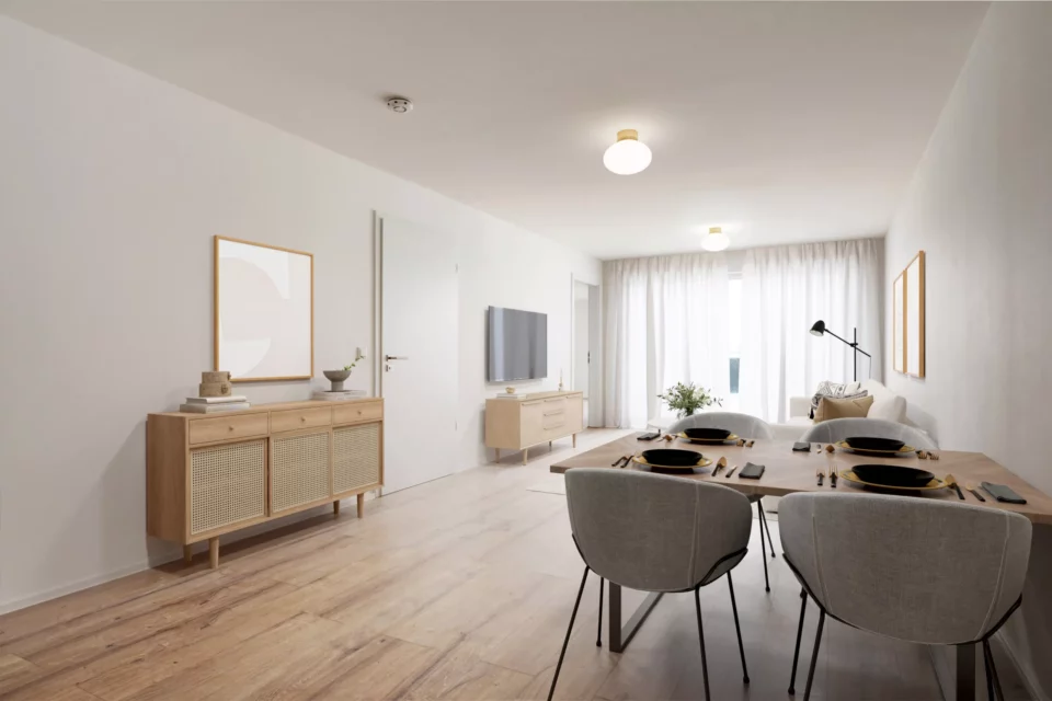 Helles, modernes Wohnzimmer mit Esstisch.
