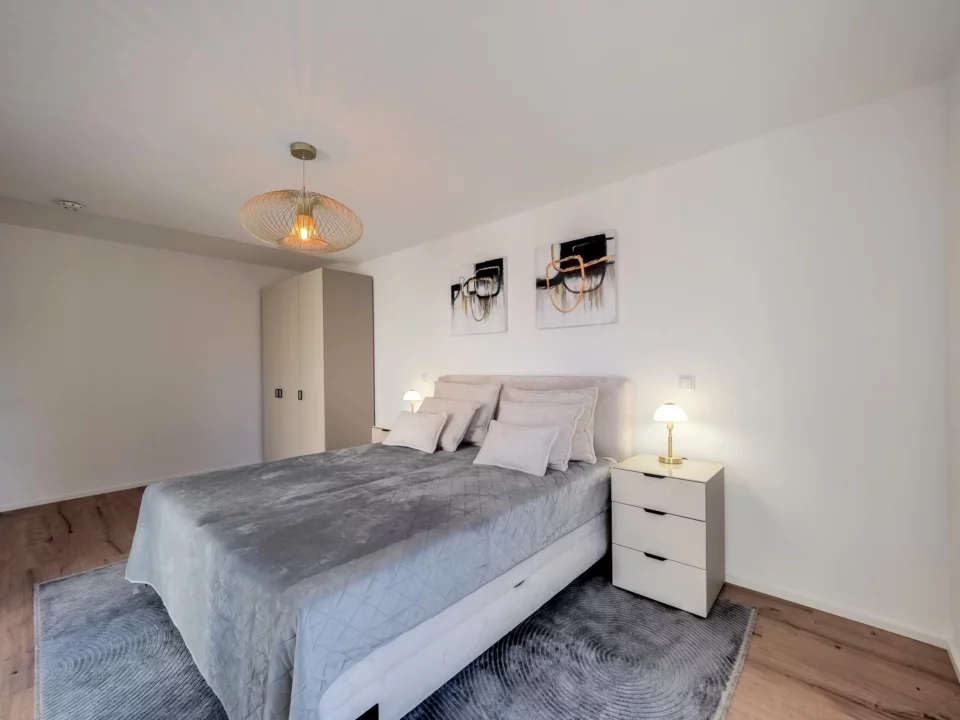 Moderne Schlafzimmer mit Bett und Nachttisch