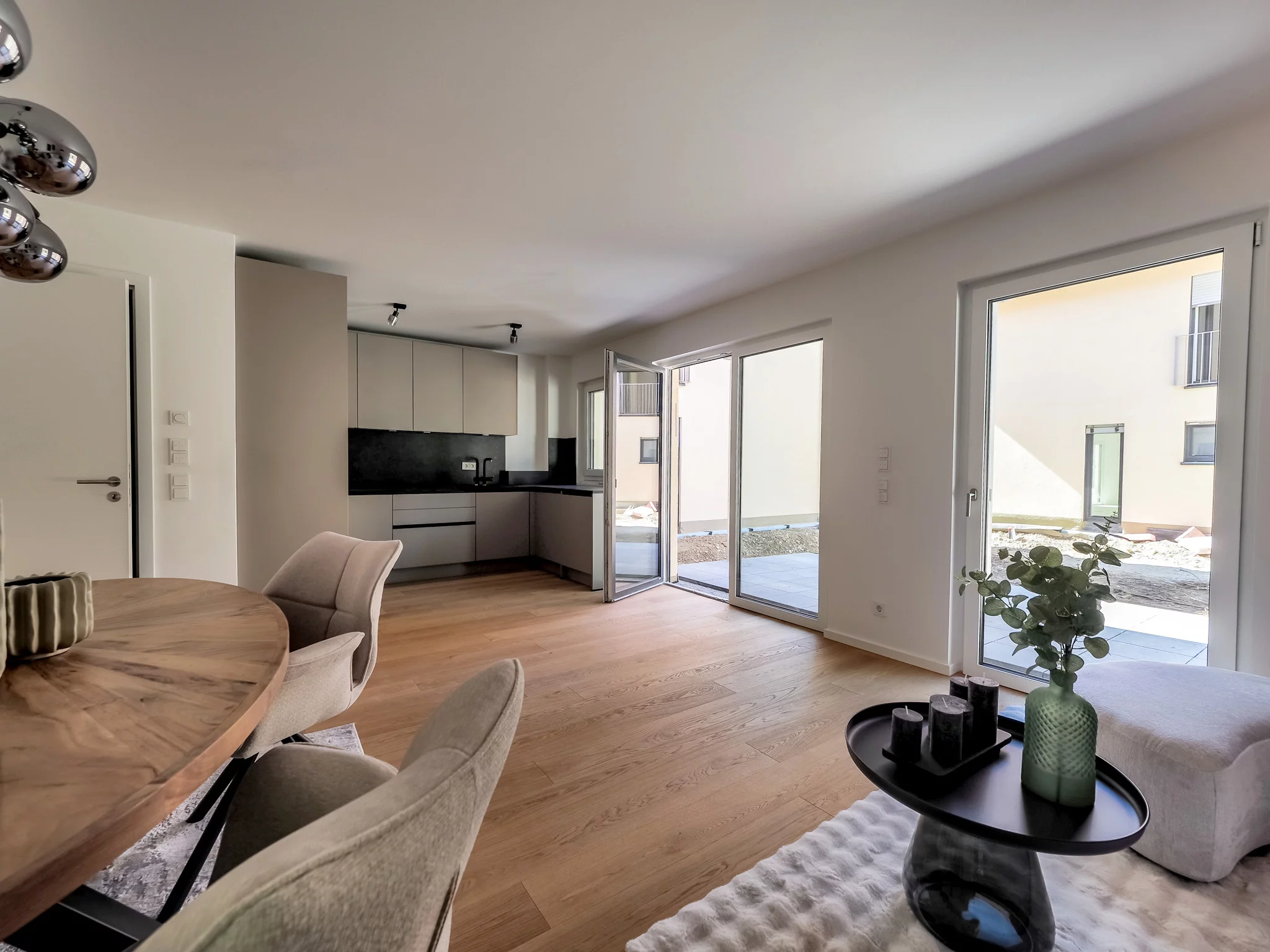 Moderne Wohnung mit offener Küche und Gartenblick.