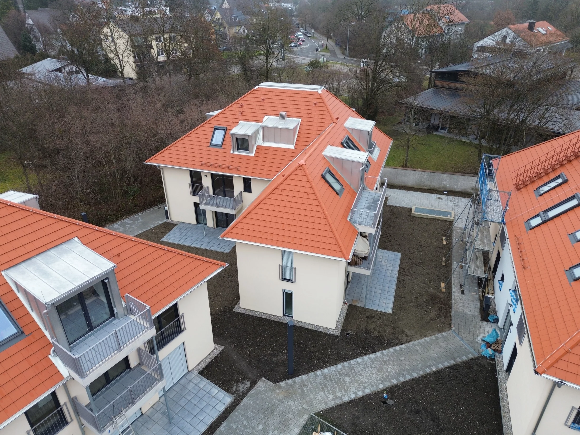 Dachansicht neuer Wohngebäude mit Garten