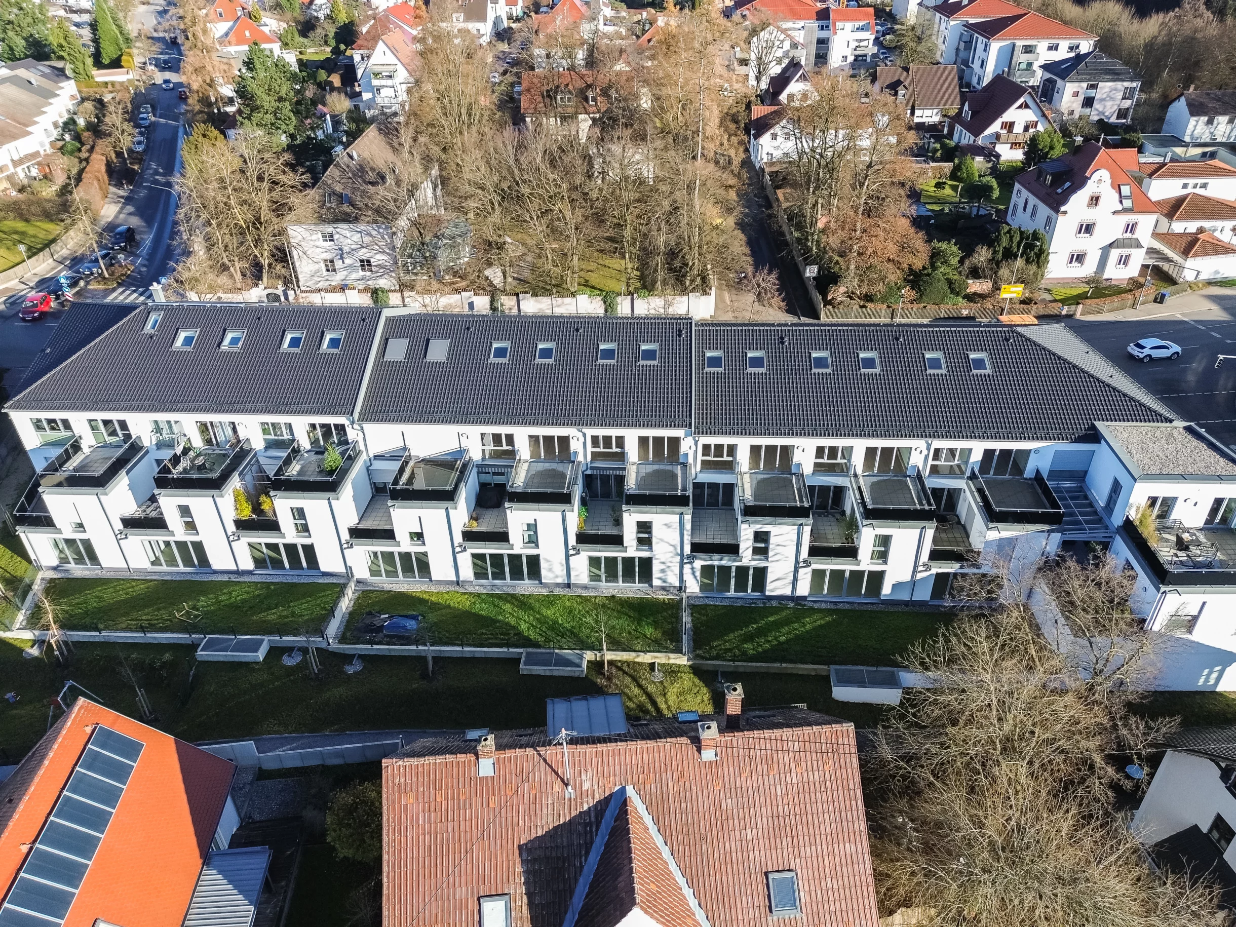 Moderne Wohnanlage mit grünen Flächen