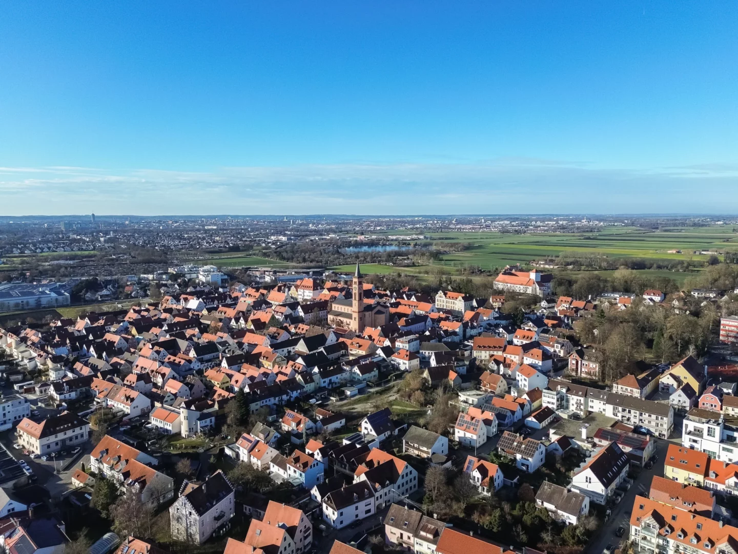 Luftaufnahme einer Stadt mit vielen Häusern.
