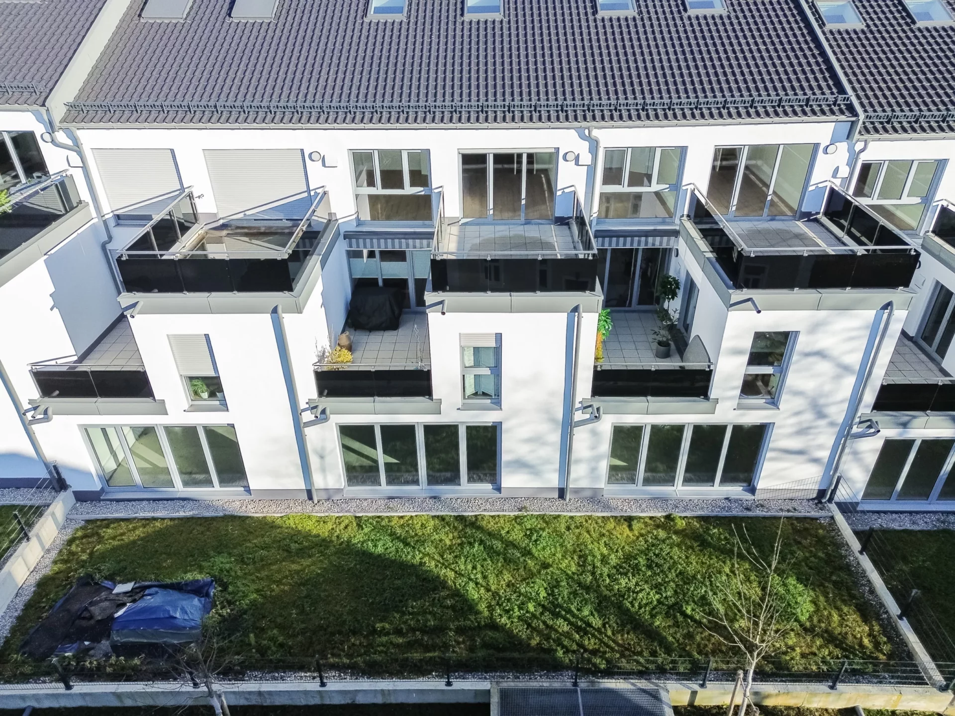 Moderne Wohnanlage mit Balkonen und Garten