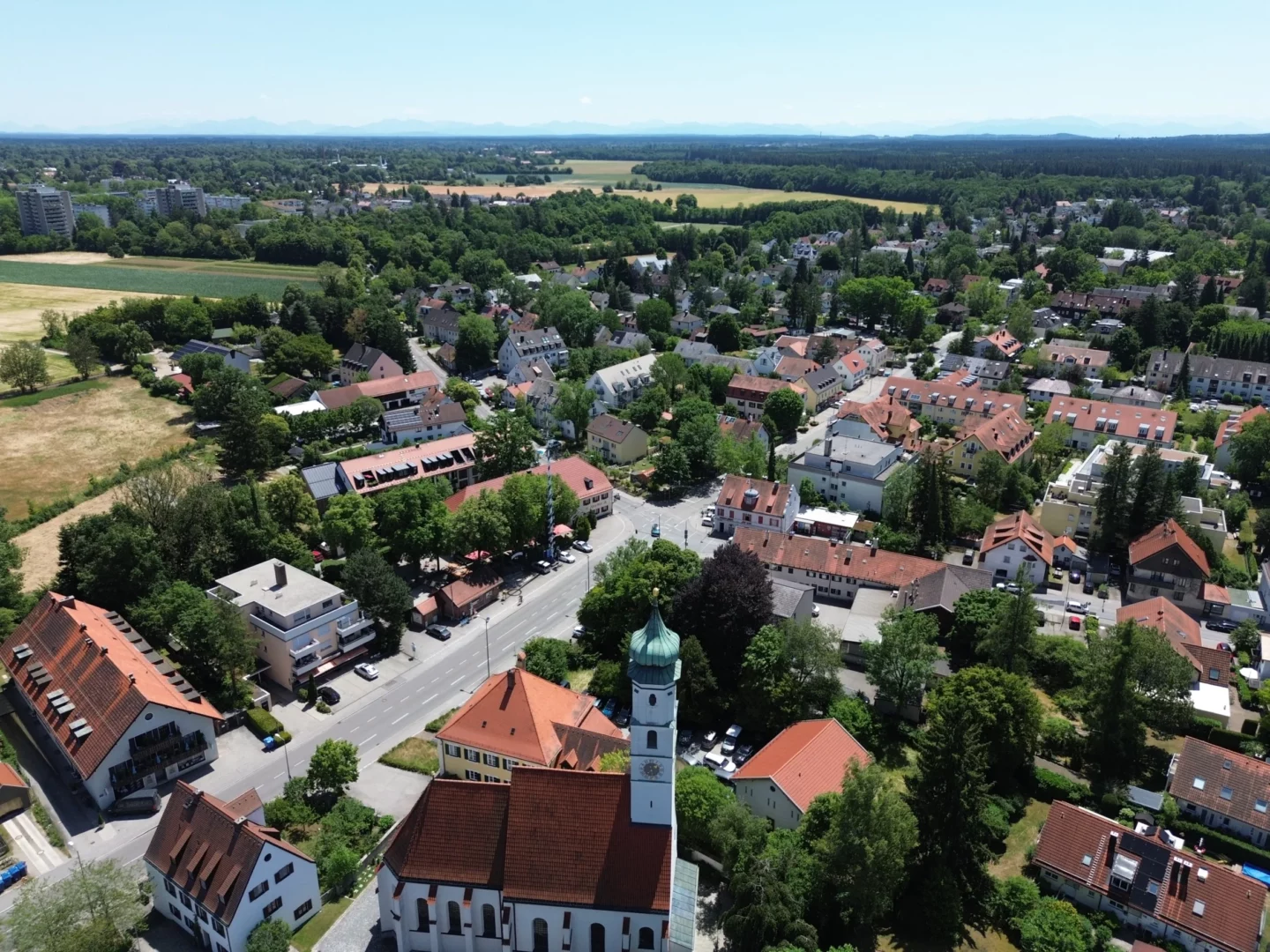 Luftaufnahme eines ruhigen Wohngebiets mit Natur