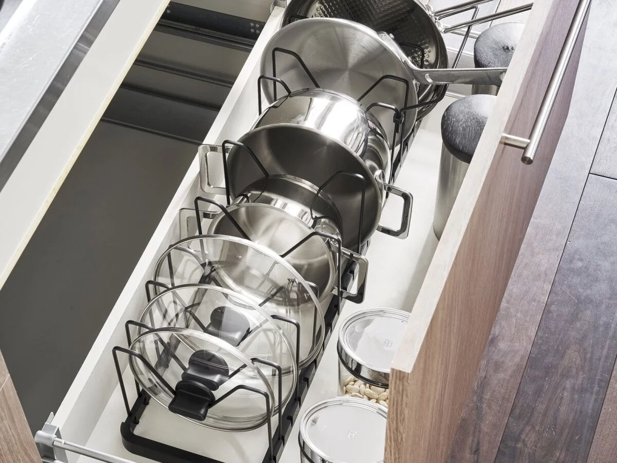 Organisierte Töpfe und Behälter in einer Schublade