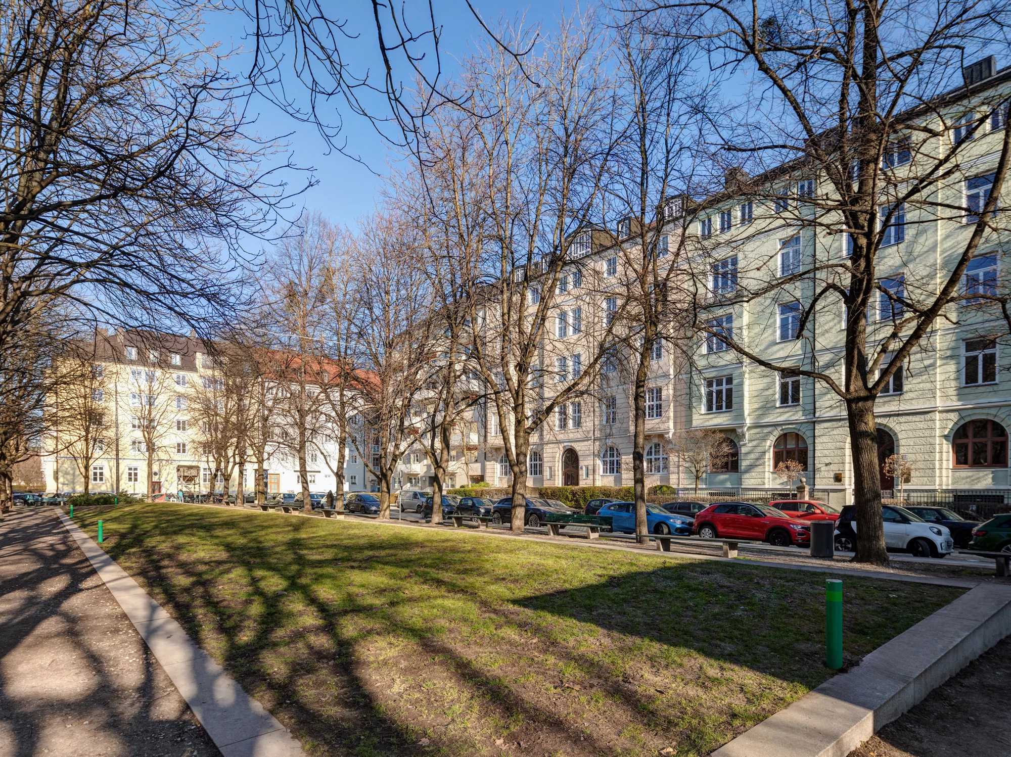 Stadtstraße mit Bäumen und Mehrfamilienhäusern