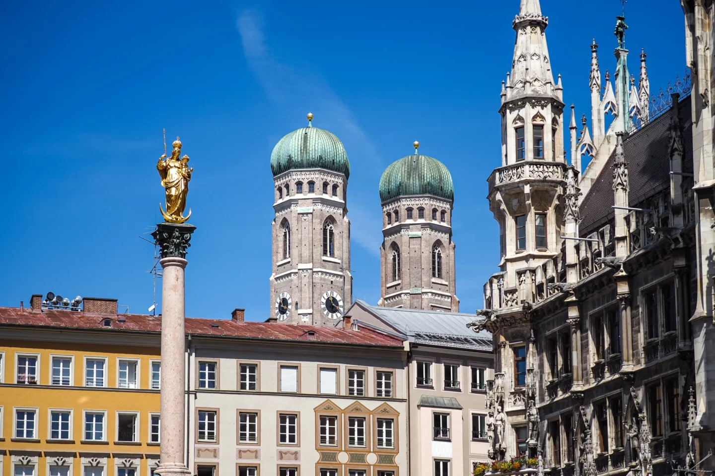 München mit historischem Gebäuden und blauen Himmel