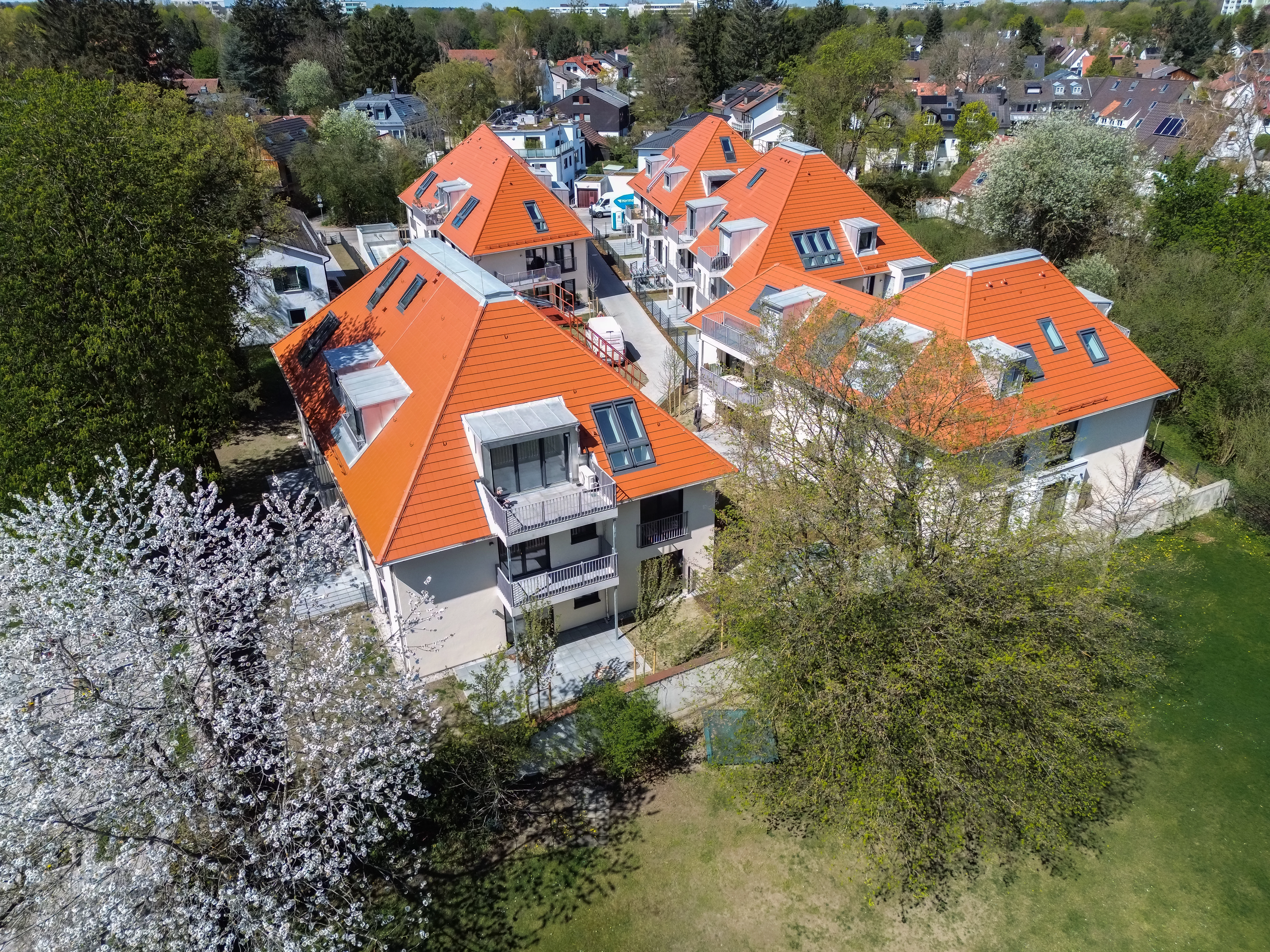 Luftaufnahme moderner Wohnanlage mit roten Ziegeldächern