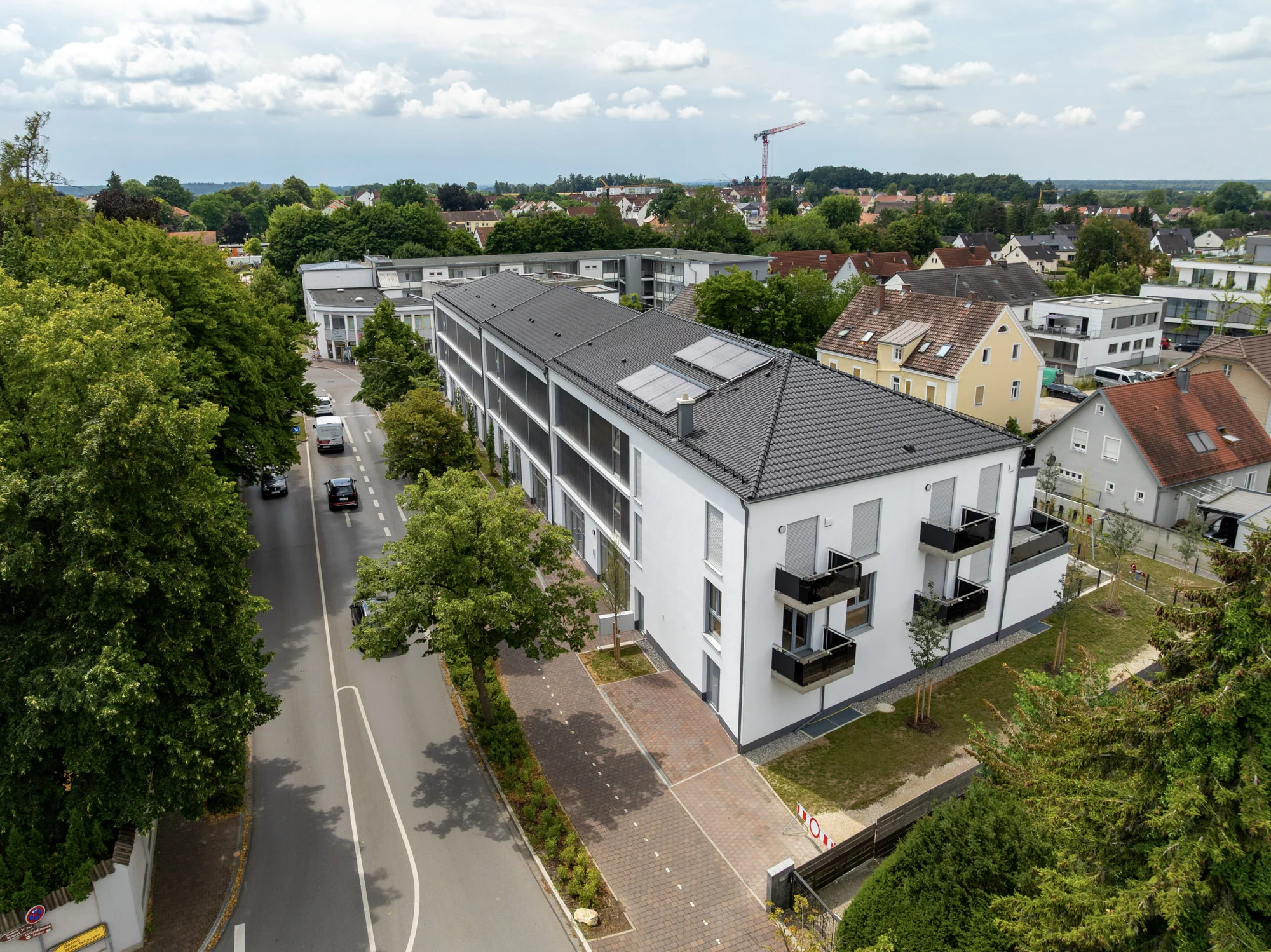 Luftaufnahme moderner Wohnanlage in ruhiger Vorstadt