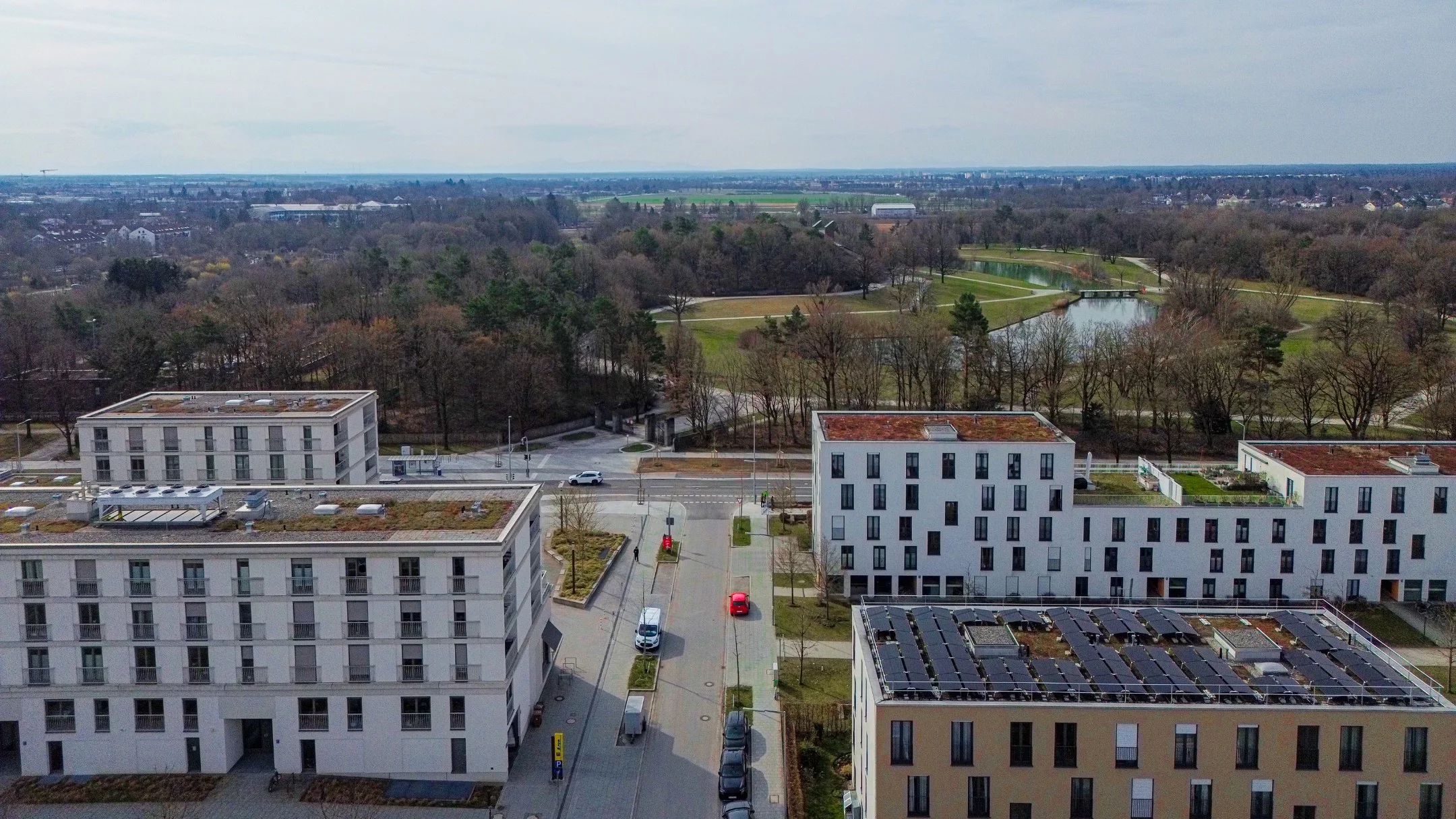 Moderne Wohngebäude am Park mit Solaranlagen