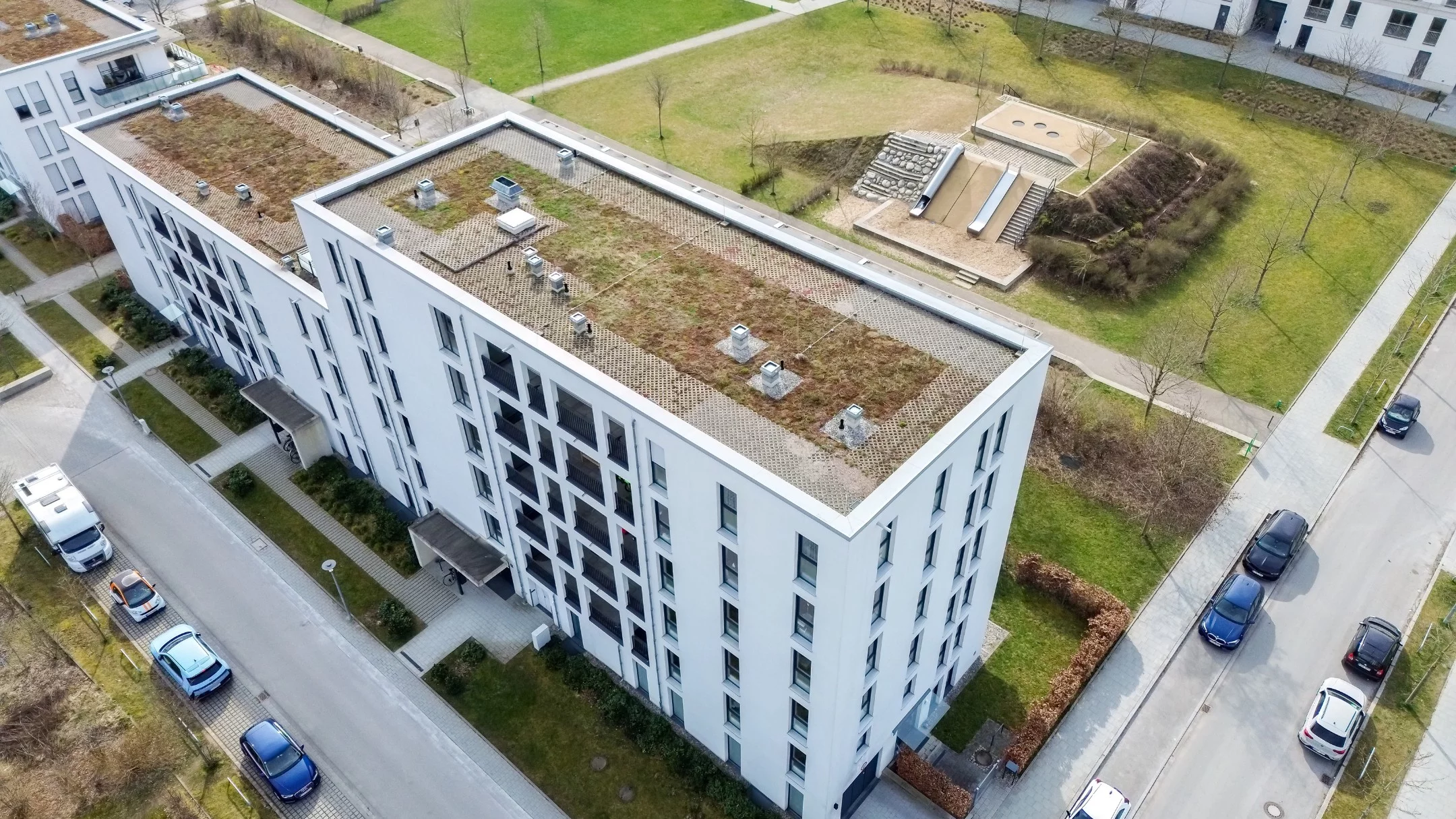 Luftaufnahme modernes Wohngebäude mit begrüntem Dach