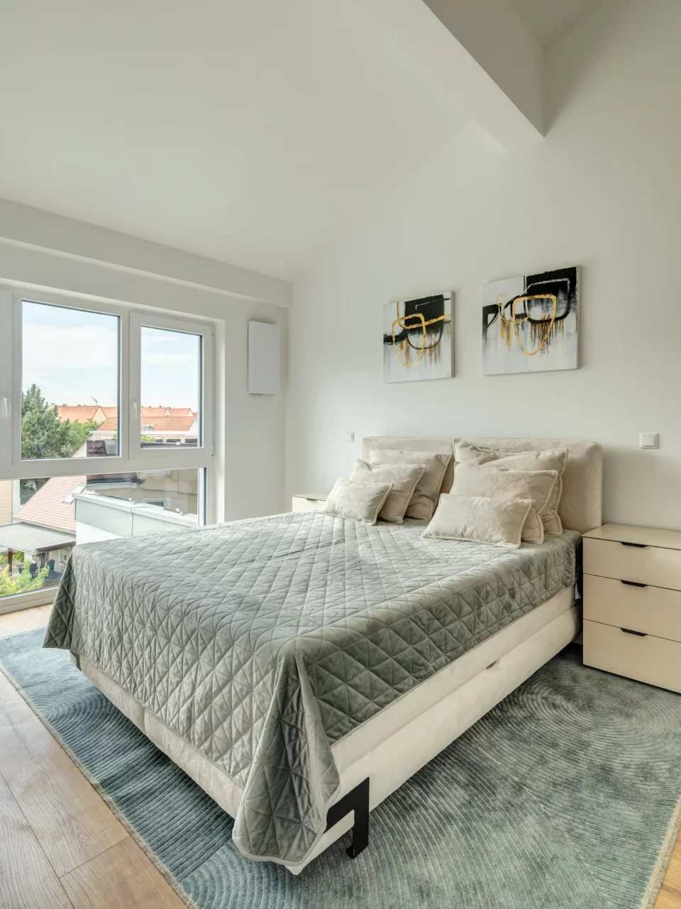 Helles modernes Schlafzimmer mit großem Fenster und Doppelbett