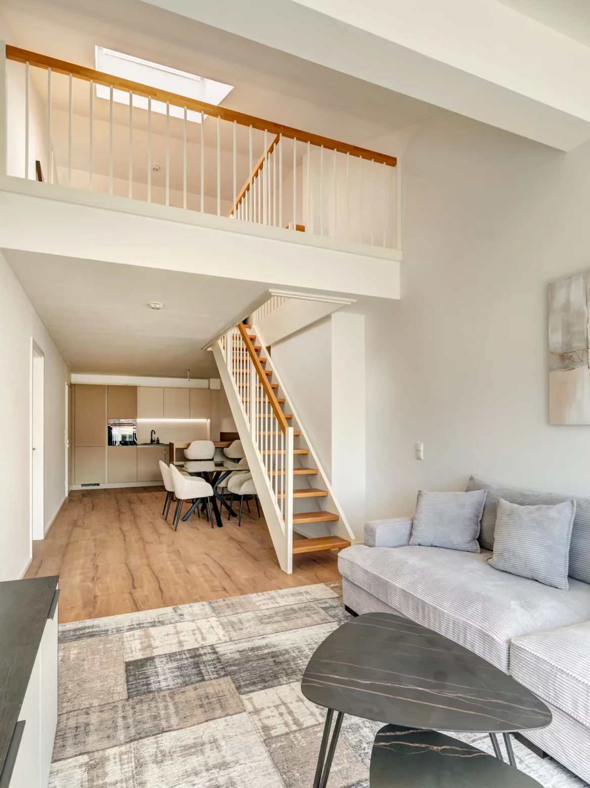 Modernes Wohnzimmer mit Galerie und Holztreppe