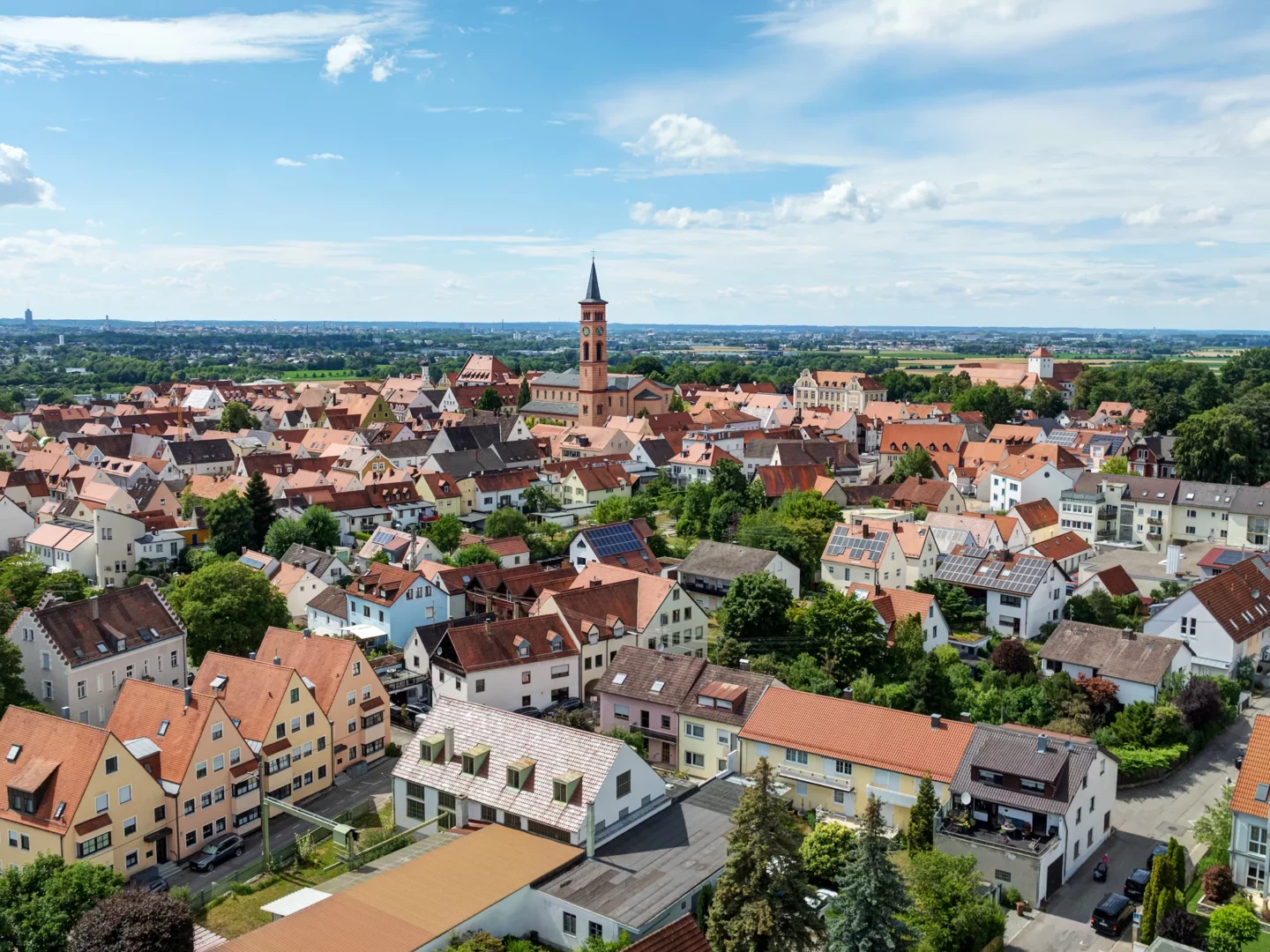 Luftaufnahme einer Kleinstadt mit Kirchturm