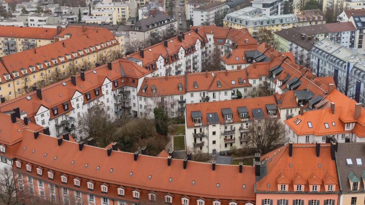 Wohnanlage mit roten Ziegeldächern aus der Vogelperspektive