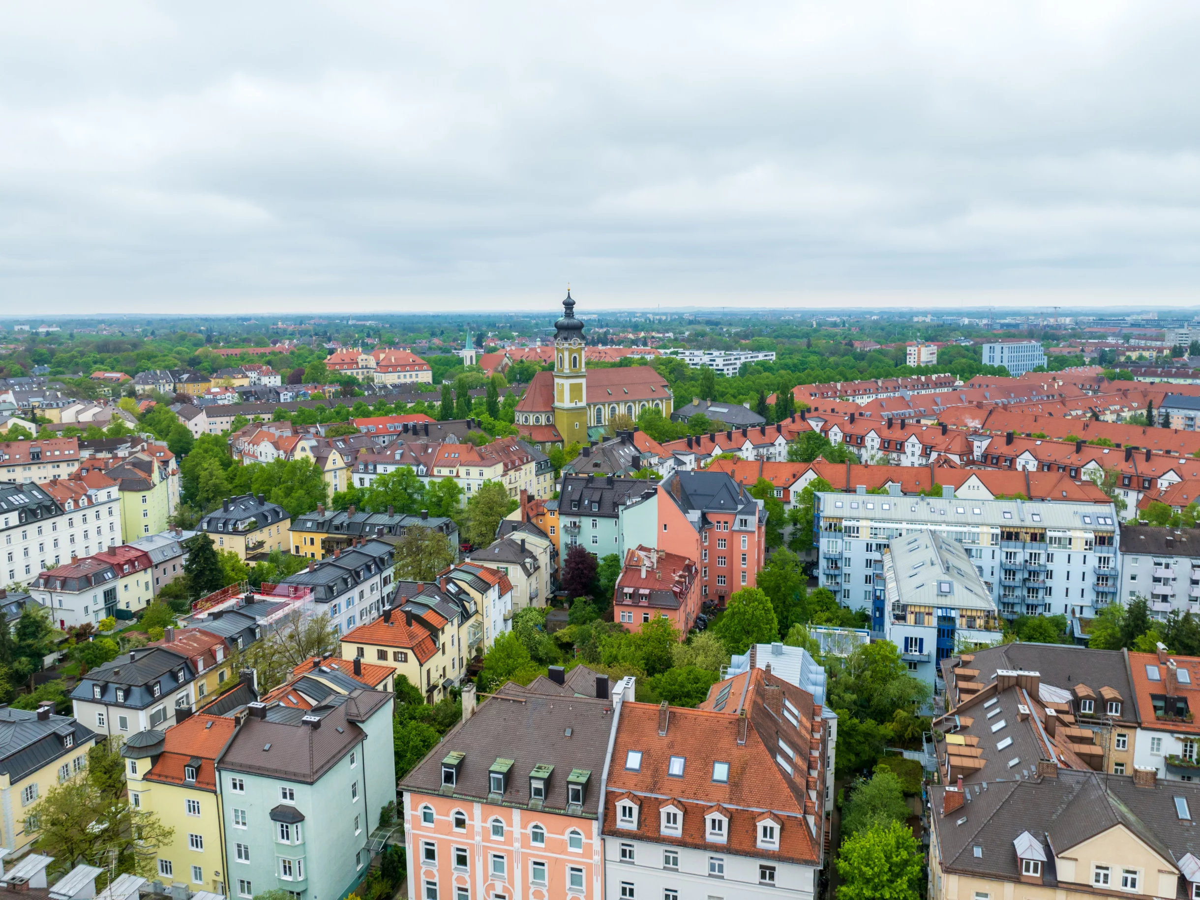 Luftaufnahme einer Stadt mit Kirche und roten Dächern