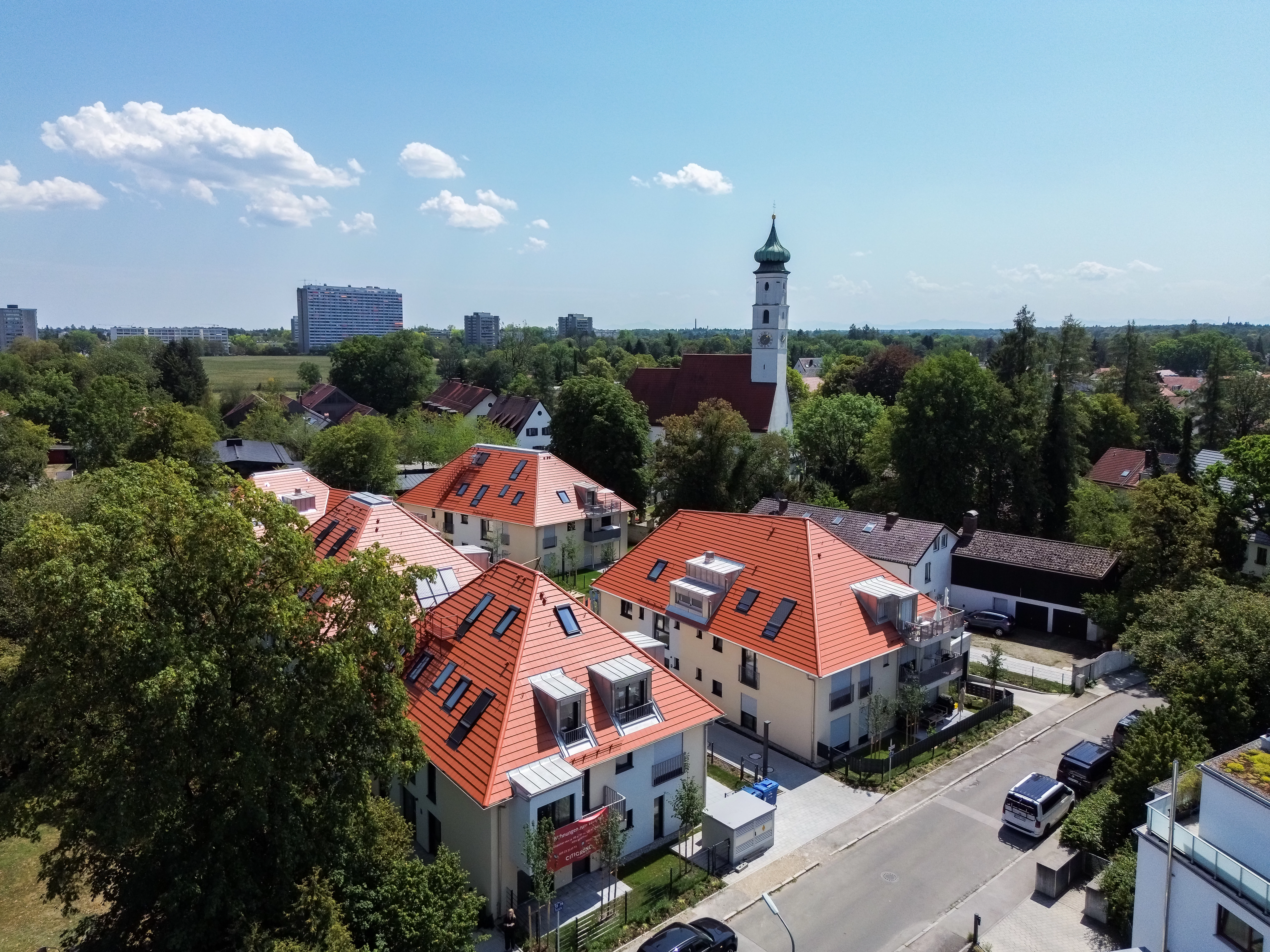 Wohnviertel mit roten Dächern und Kirchturm