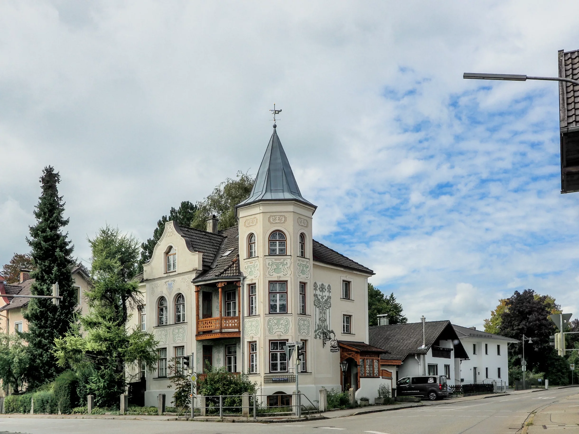 Jugendstilvilla mit Turm an einer Straßenkreuzung